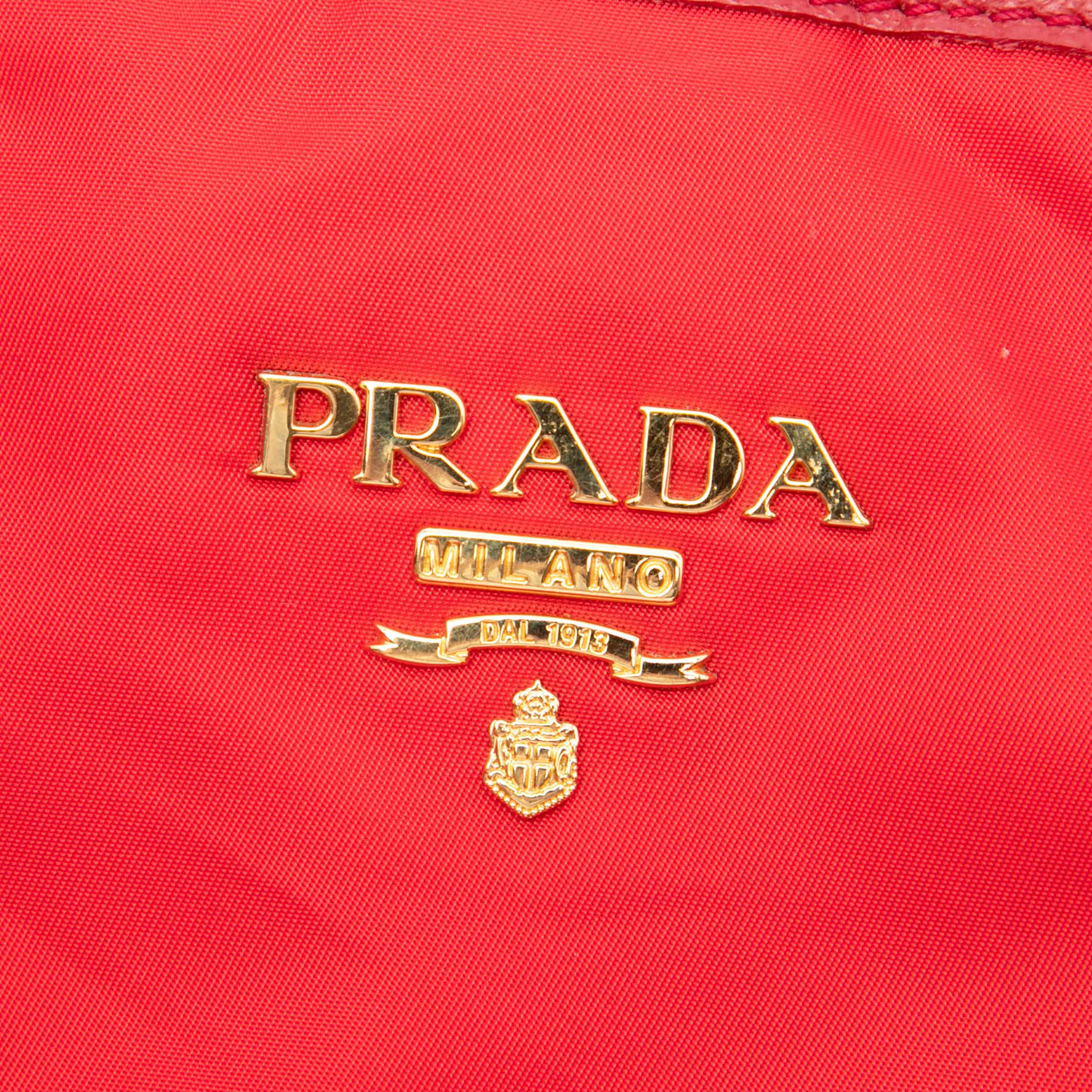 Prada Saffiano Trimmed Tessuto Tote, från Luxclusif, i färgen röd. Klicka för att öppna bilden i stort format