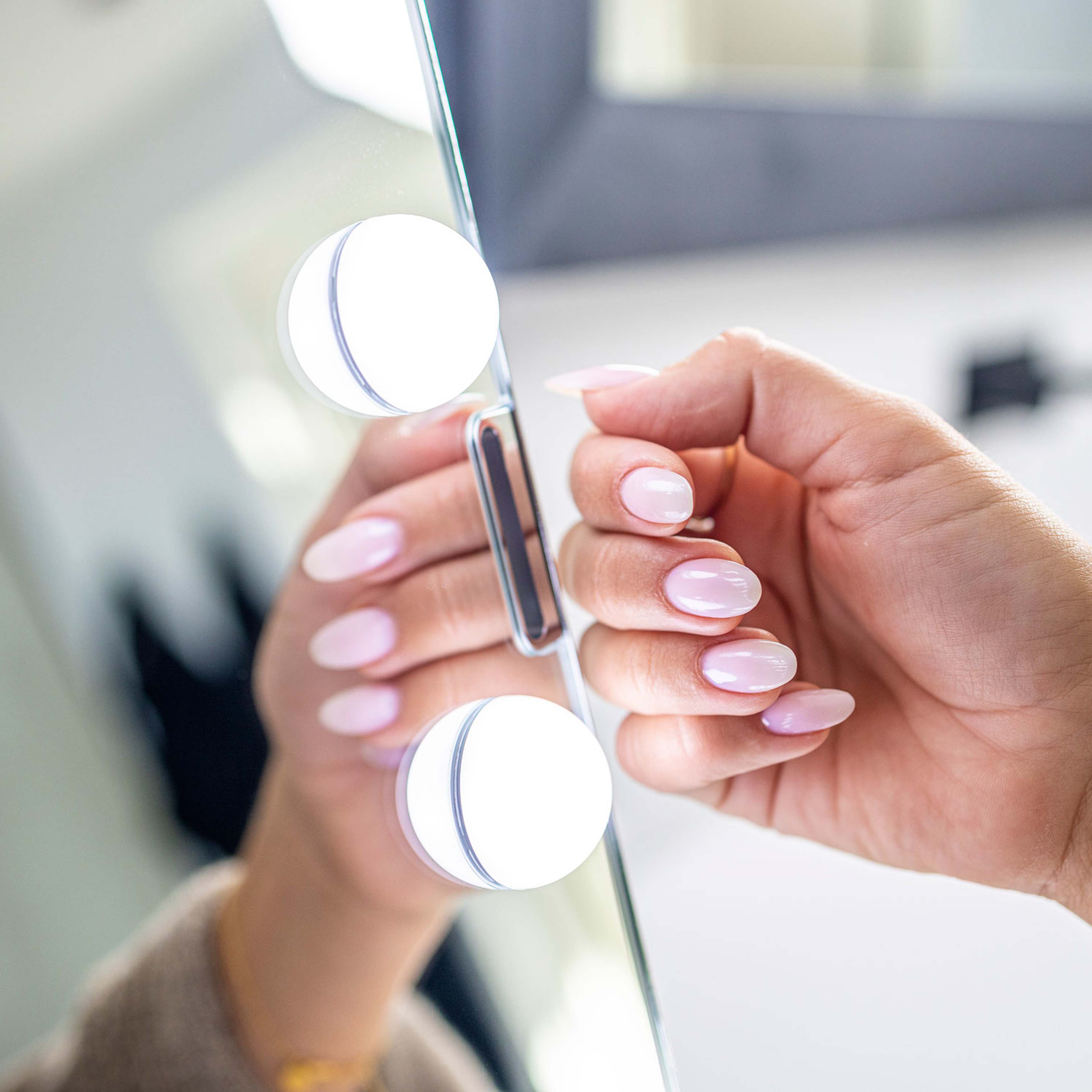 Sminkspegel Med Led Belysning, från Unknown, i färgen vit. Klicka för att öppna bilden i stort format