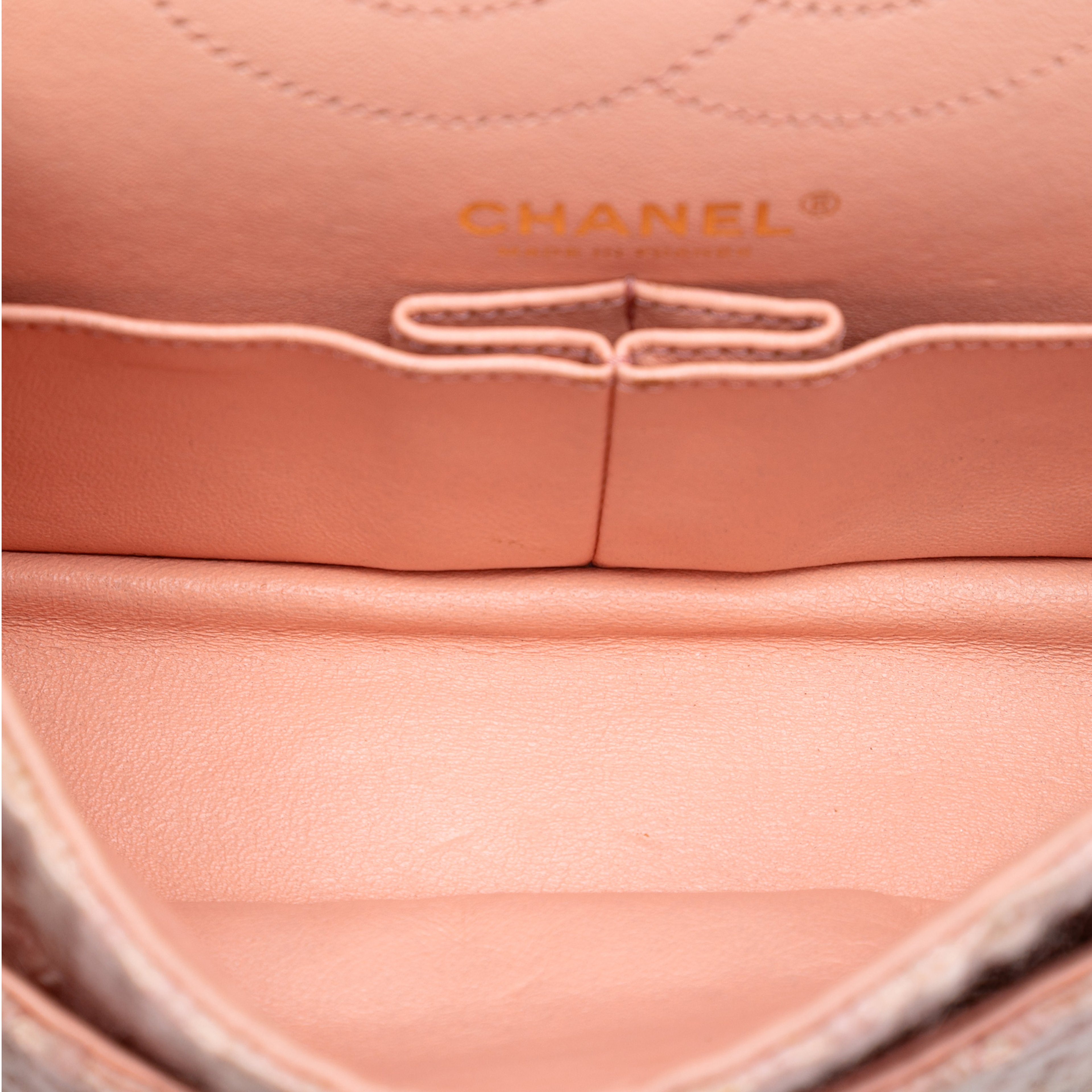 Chanel Quilted Tweed Reissue 2.55 Double Flap 225, från Luxclusif, i färgen light pink. Klicka för att öppna bilden i stort format