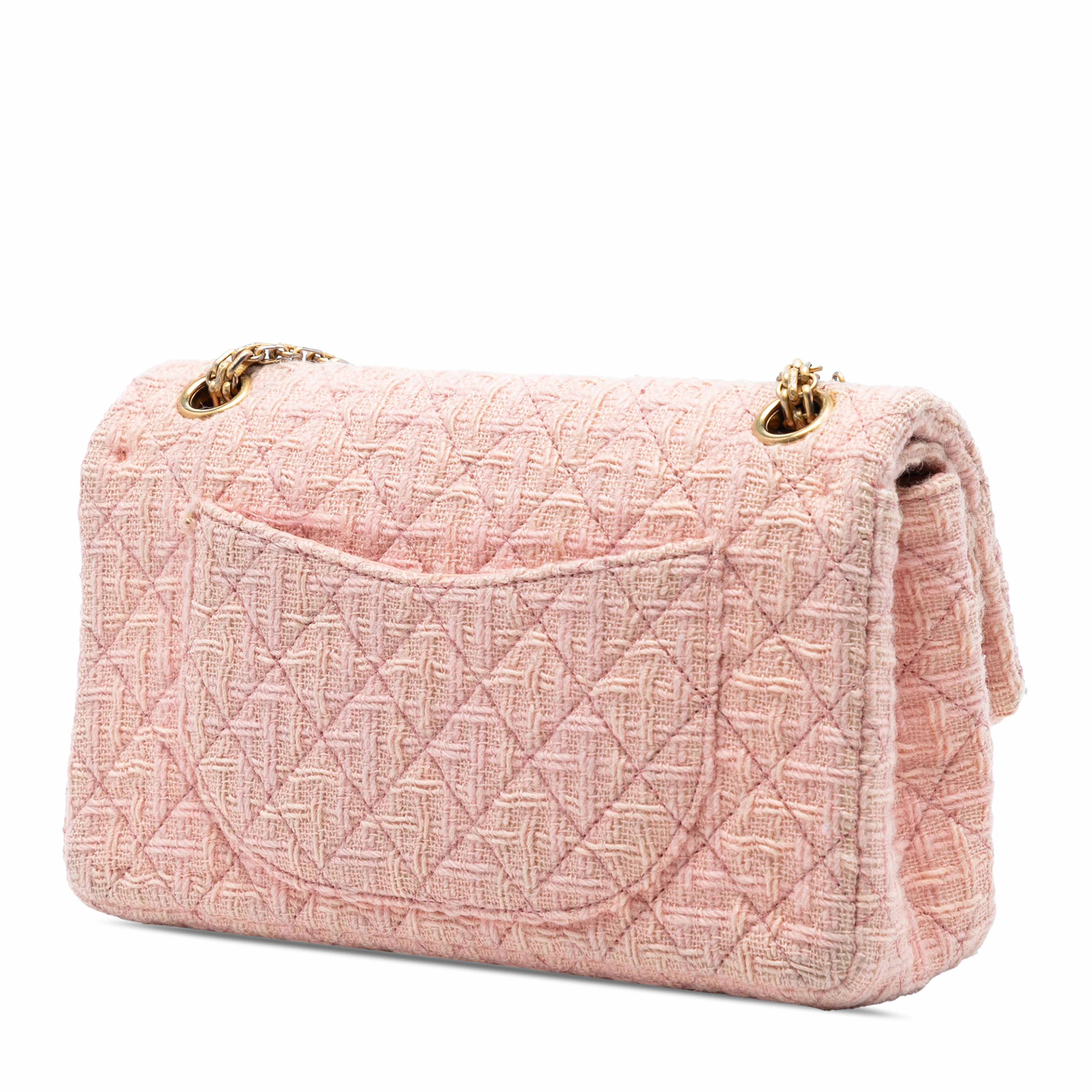 Chanel Quilted Tweed Reissue 2.55 Double Flap 225, från Luxclusif, i färgen light pink. Klicka för att öppna bilden i stort format