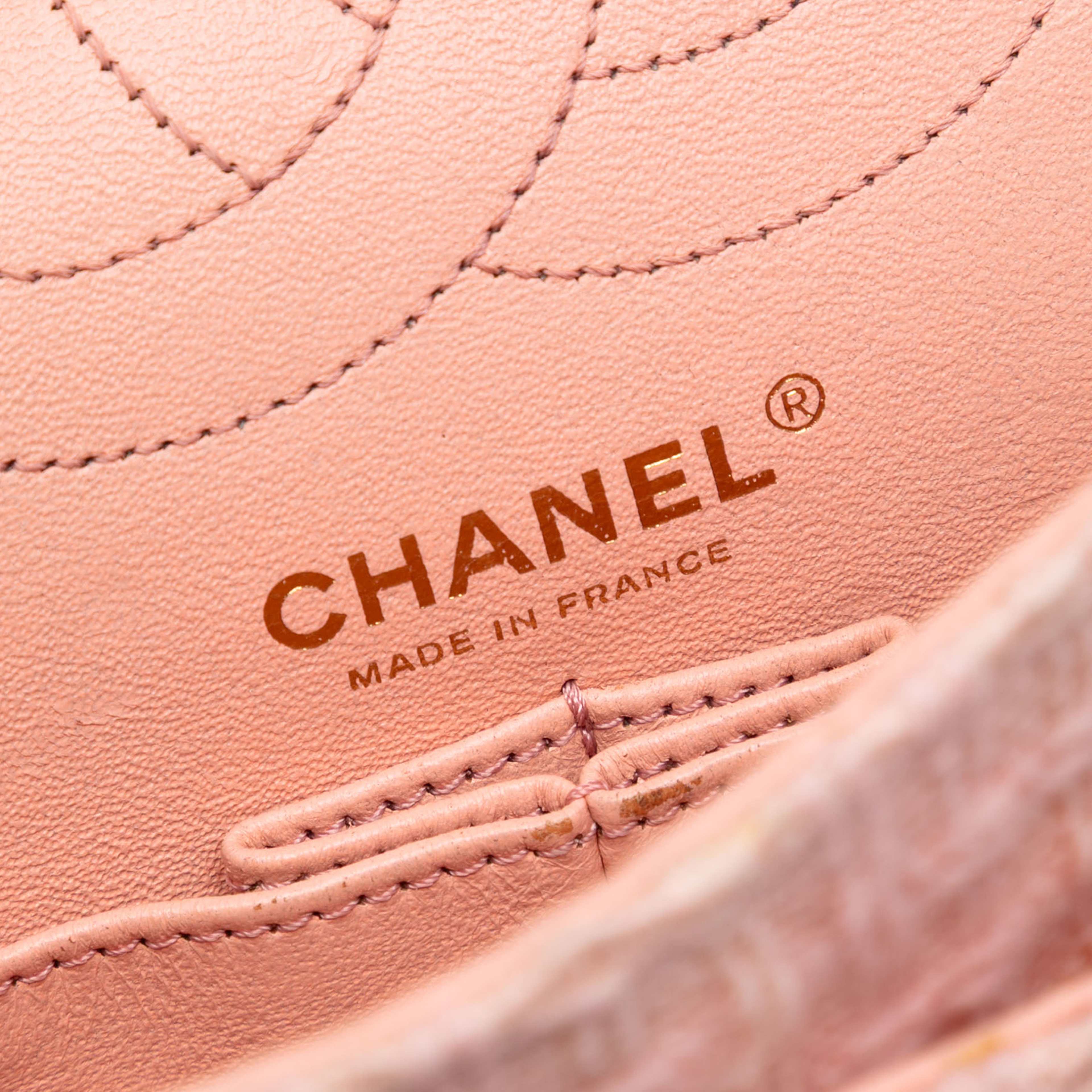 Chanel Quilted Tweed Reissue 2.55 Double Flap 225, från Luxclusif, i färgen light pink. Klicka för att öppna bilden i stort format