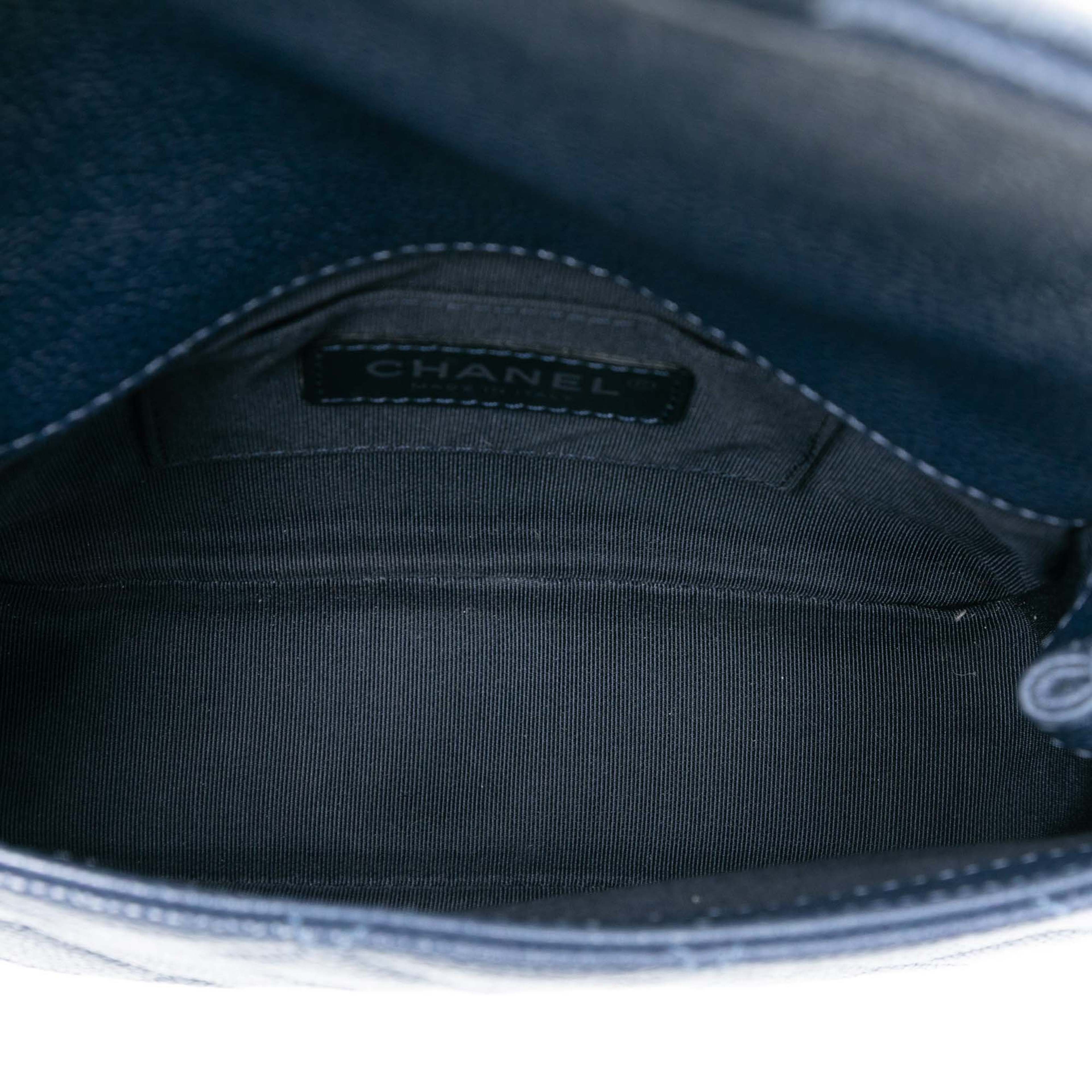 Chanel Mini Square Caviar Incognito Flap, från Luxclusif, i färgen navy. Klicka för att öppna bilden i stort format