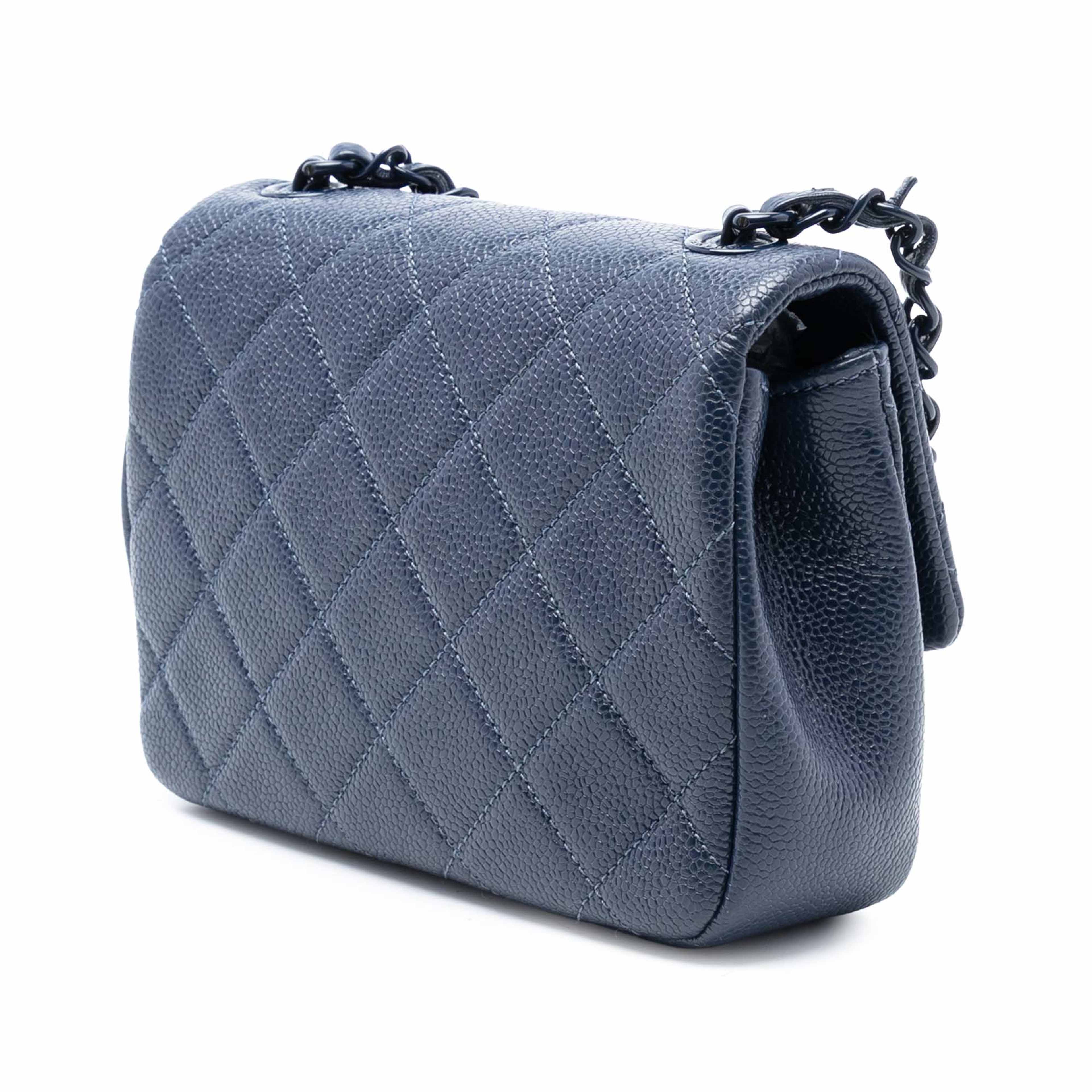 Chanel Mini Square Caviar Incognito Flap, från Luxclusif, i färgen navy. Klicka för att öppna bilden i stort format
