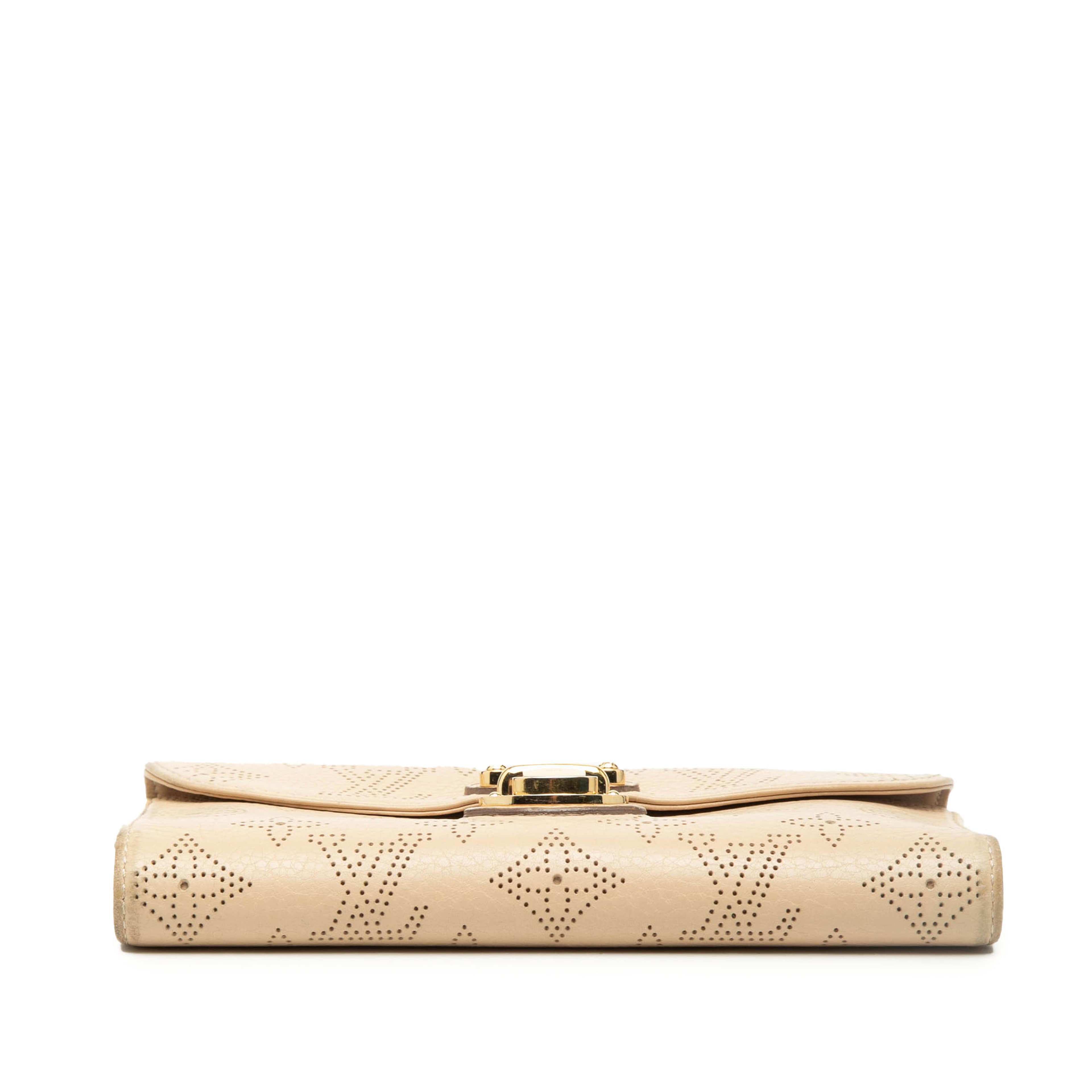 Louis Vuitton Mahina Amelia Wallet, från Luxclusif, i färgen beige. Klicka för att öppna bilden i stort format