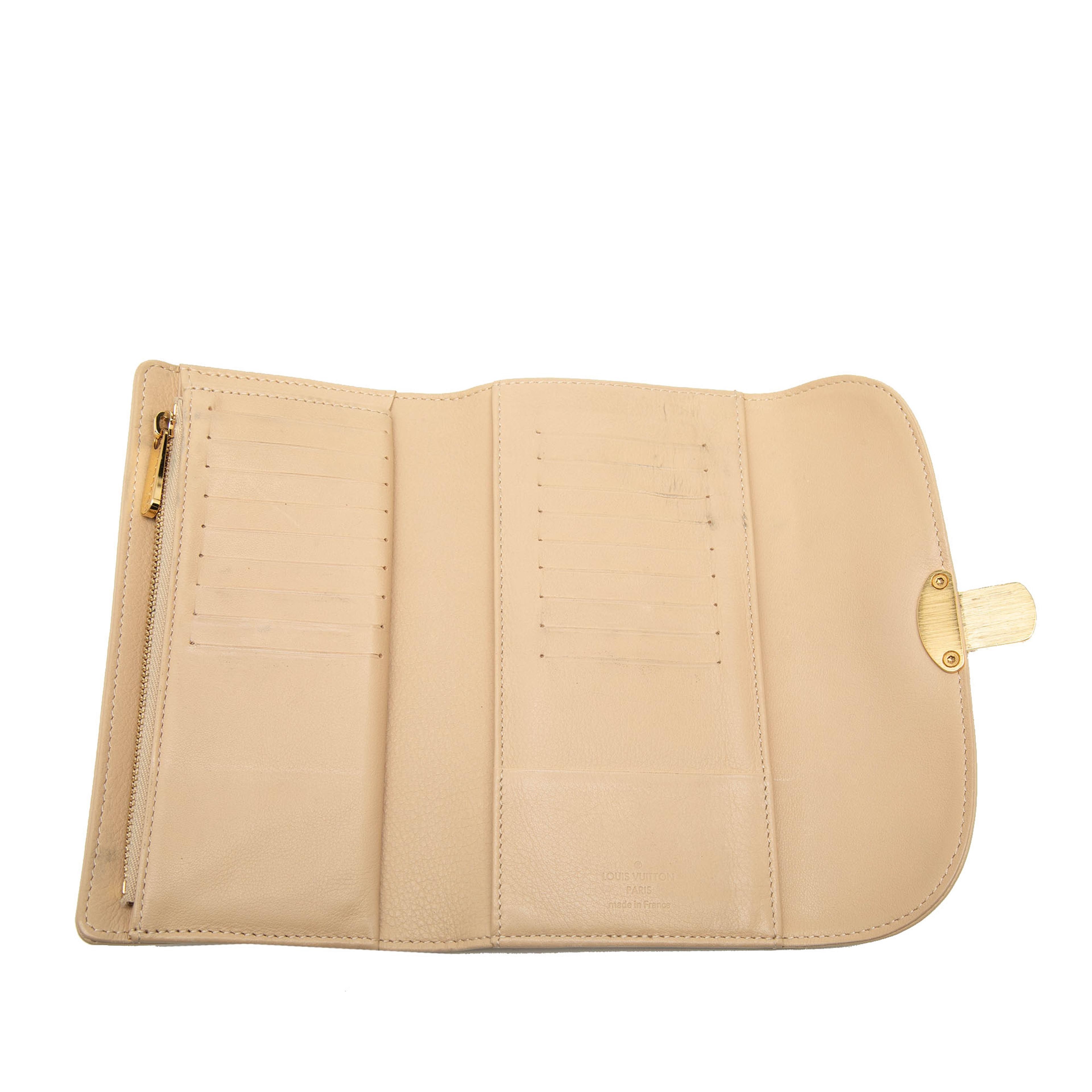 Louis Vuitton Mahina Amelia Wallet, från Luxclusif, i färgen beige. Klicka för att öppna bilden i stort format