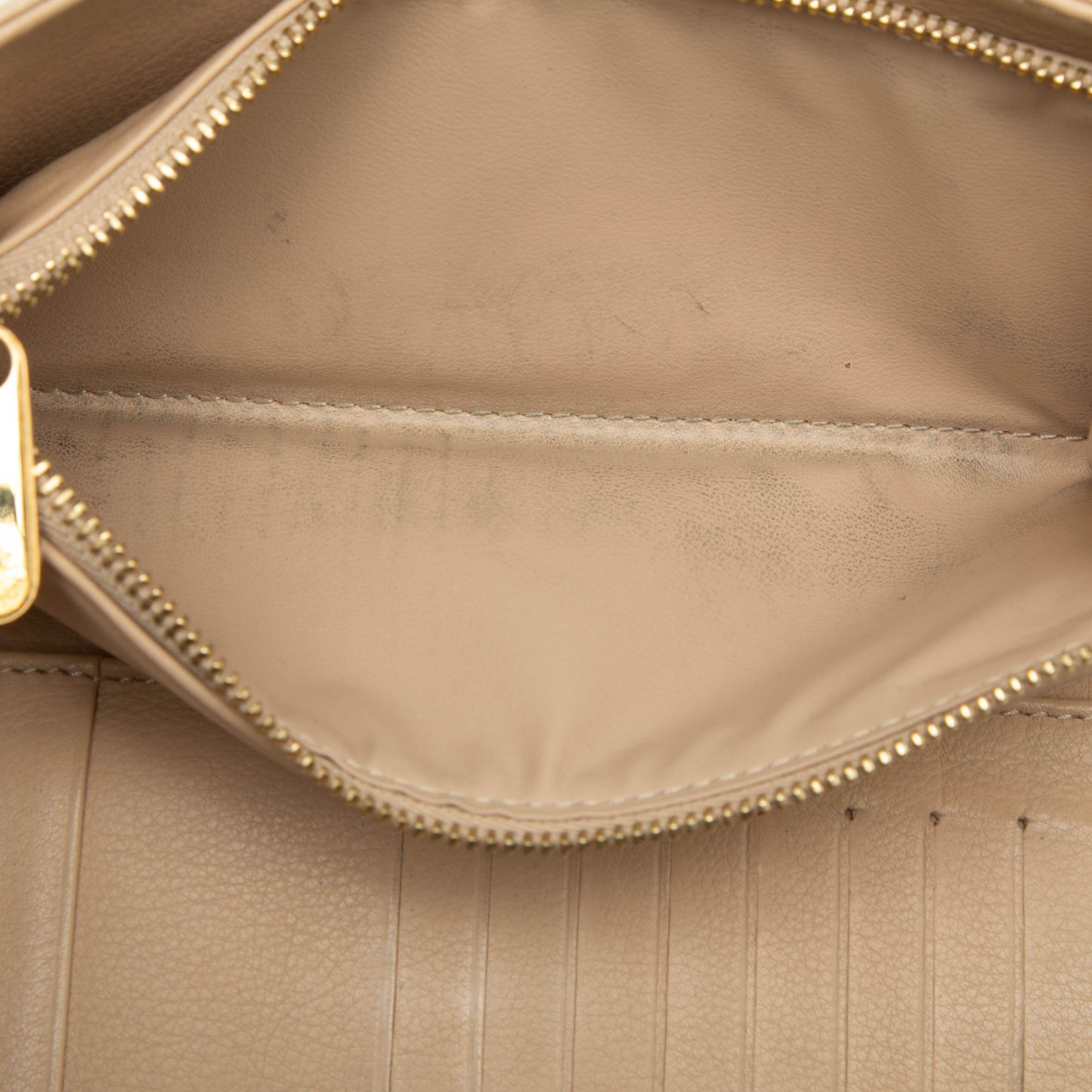 Louis Vuitton Mahina Amelia Wallet, från Luxclusif, i färgen beige. Klicka för att öppna bilden i stort format