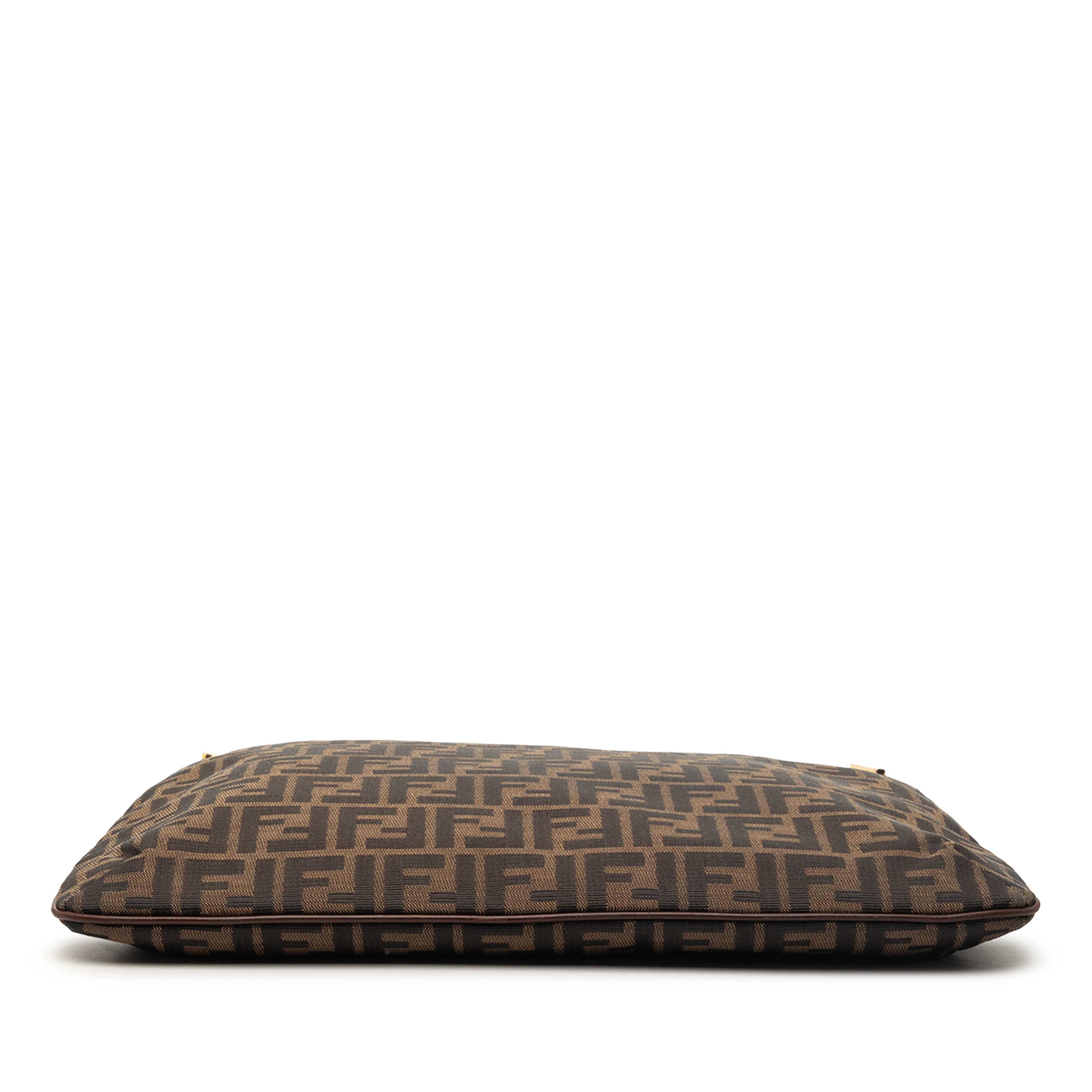 Fendi Zucca Canvas Crossbody, från Luxclusif, i färgen brown. Klicka för att öppna bilden i stort format