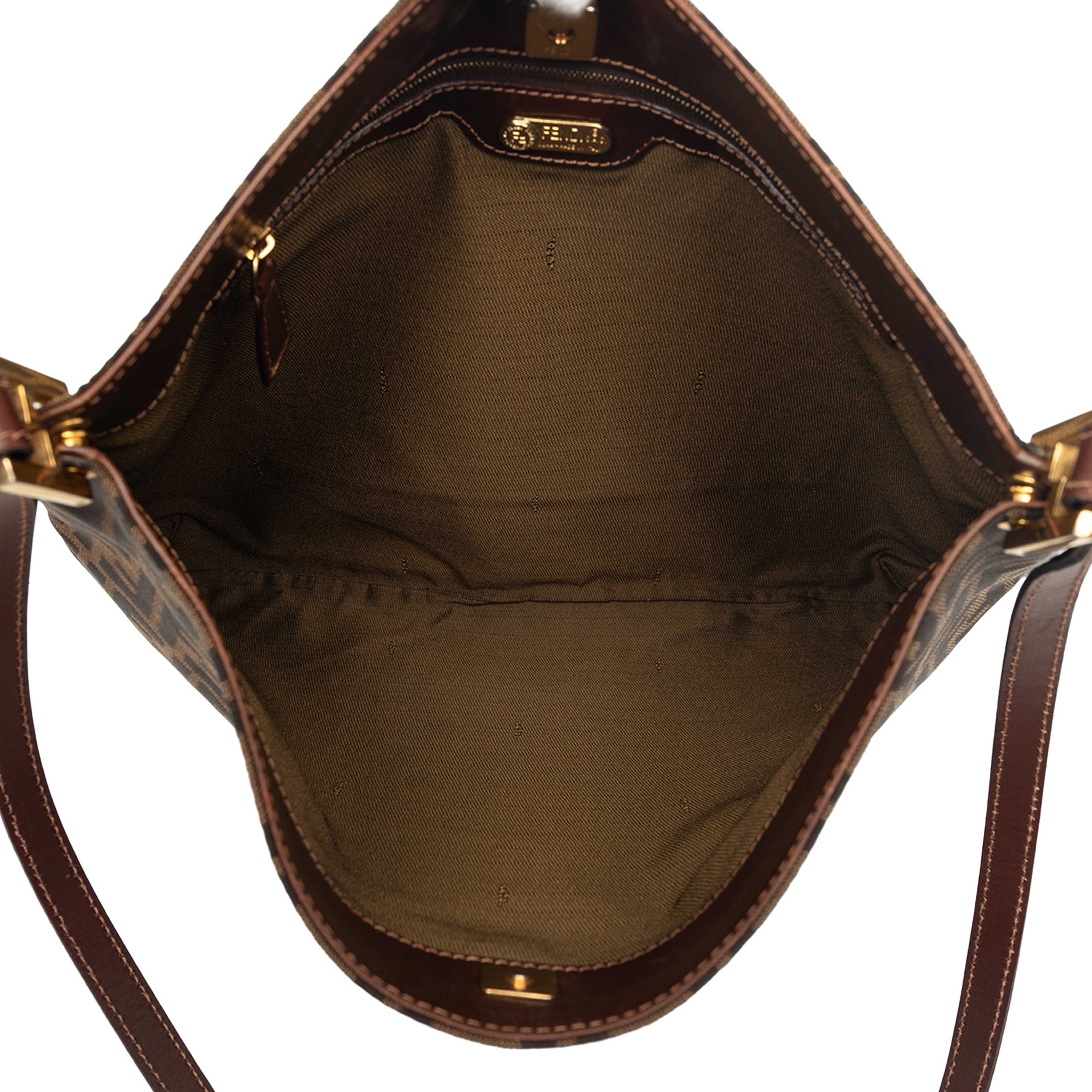 Fendi Zucca Canvas Crossbody, från Luxclusif, i färgen brown. Klicka för att öppna bilden i stort format