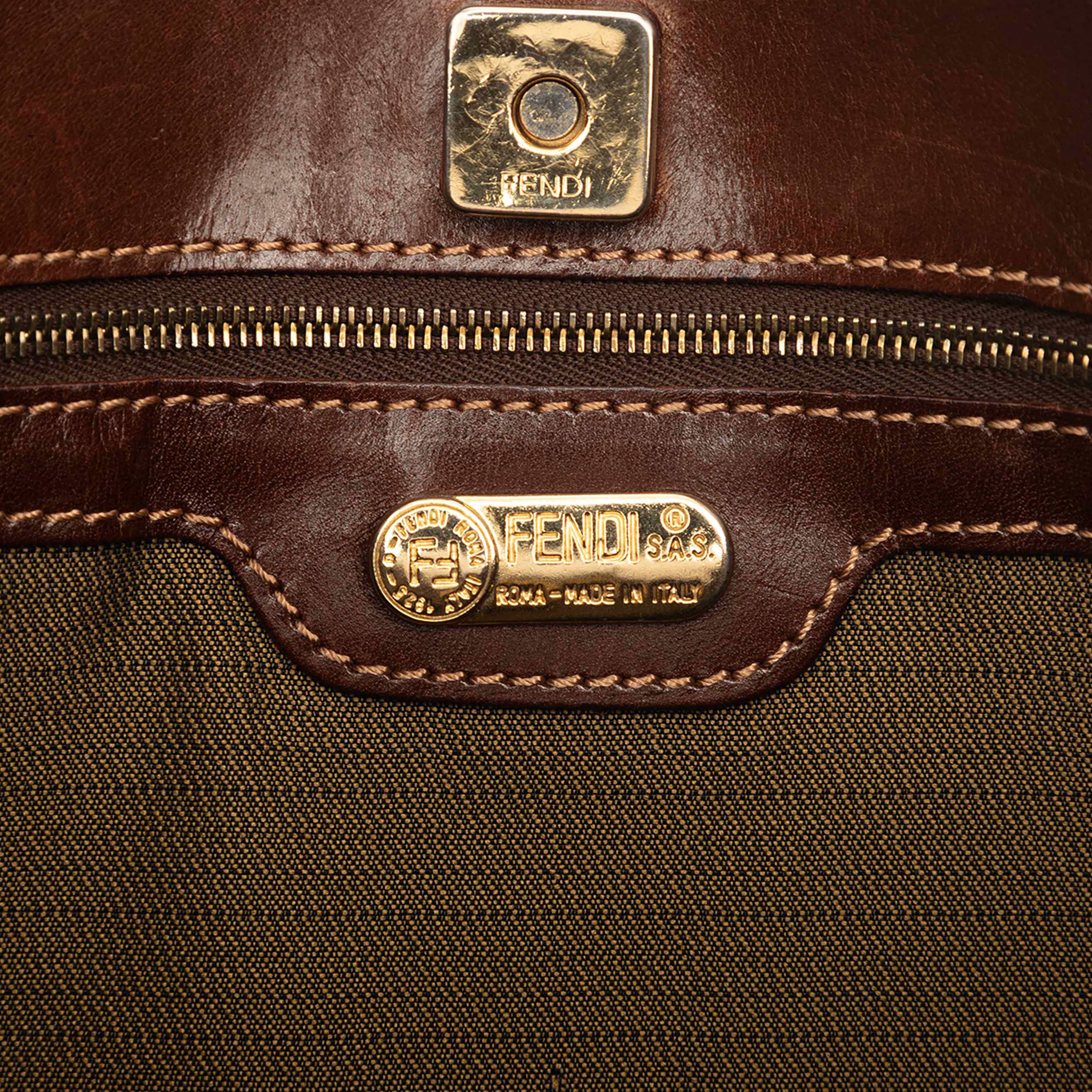 Fendi Zucca Canvas Crossbody, från Luxclusif, i färgen brown. Klicka för att öppna bilden i stort format