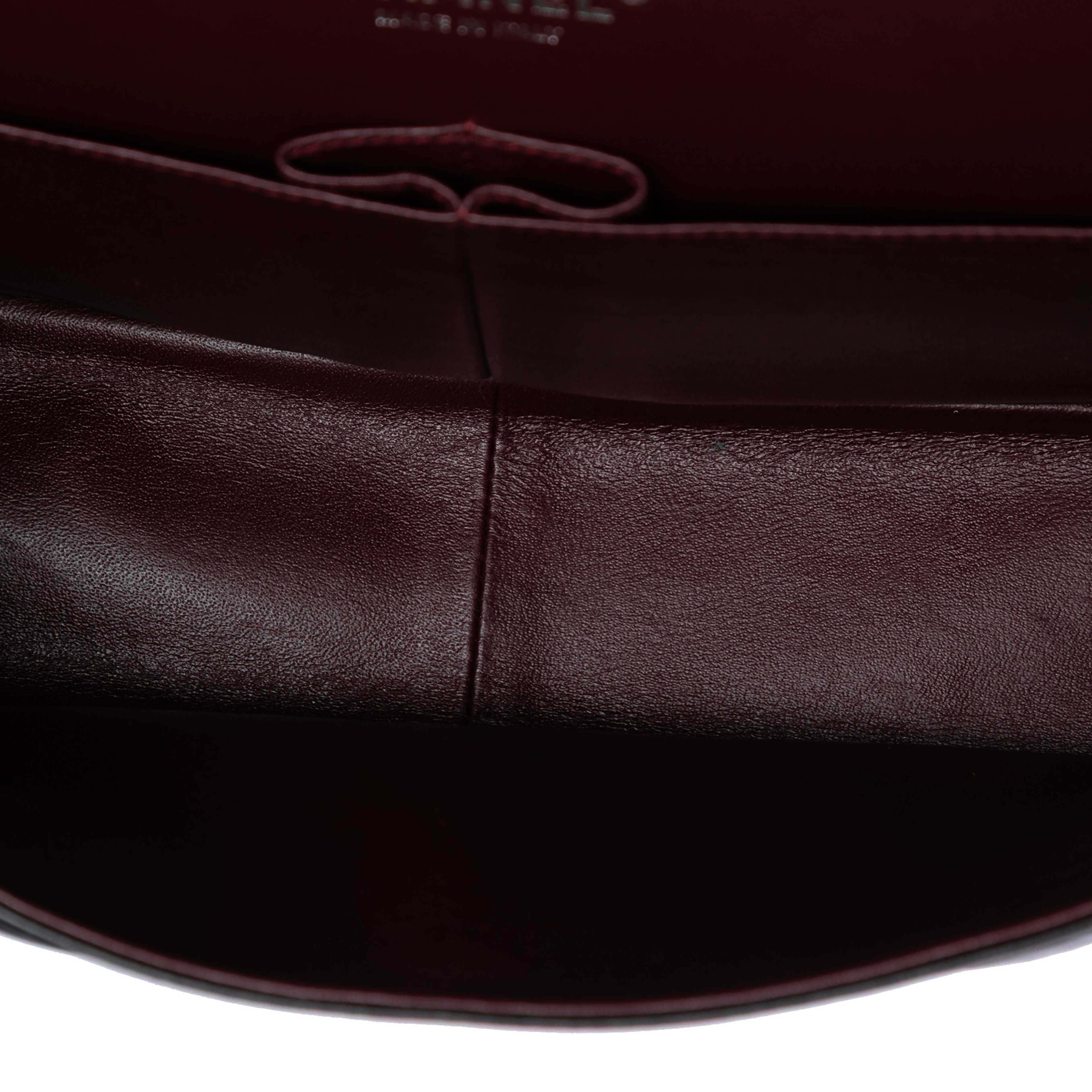 Chanel Jumbo Classic Lambskin Double Flap, från Luxclusif, i färgen black. Klicka för att öppna bilden i stort format