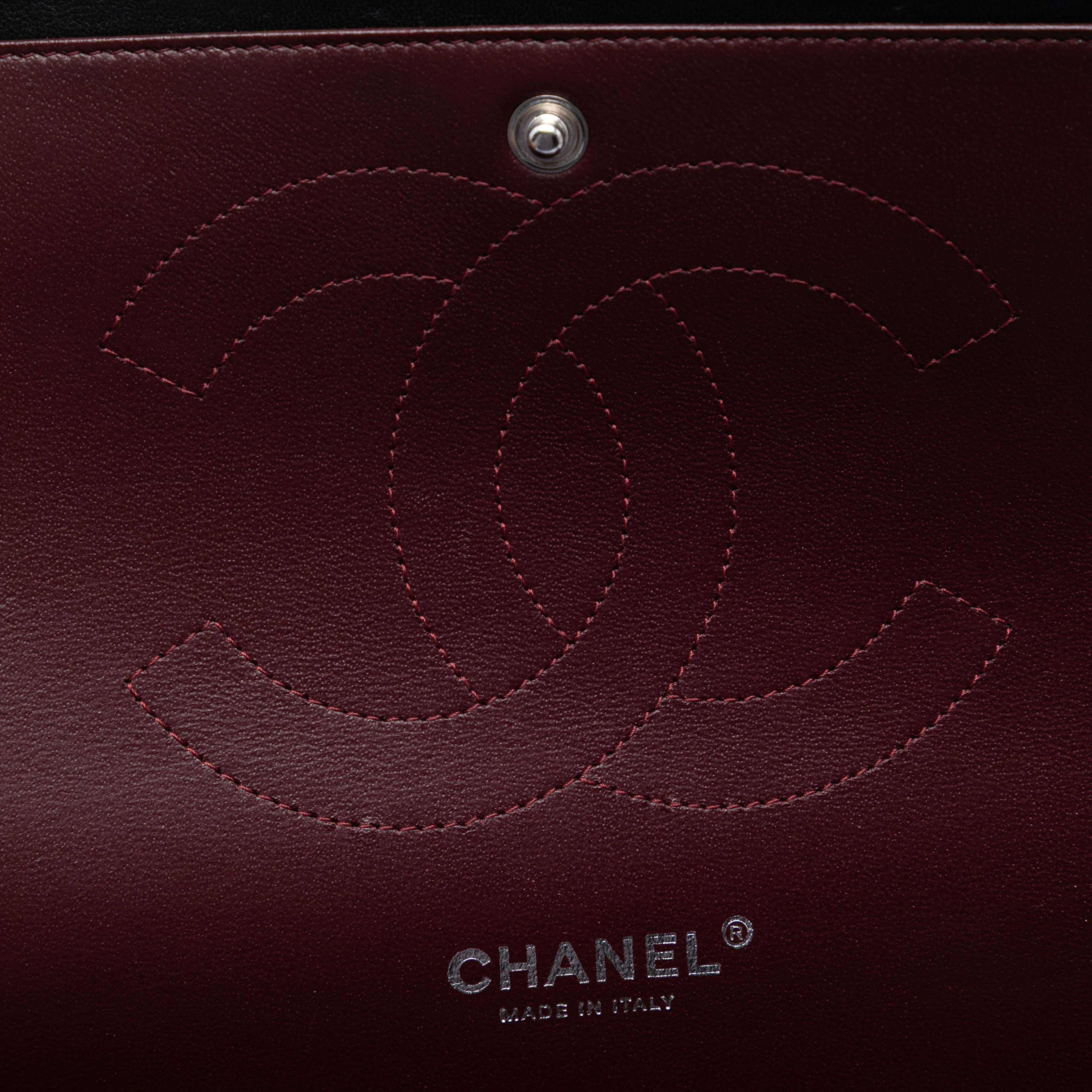 Chanel Jumbo Classic Lambskin Double Flap, från Luxclusif, i färgen black. Klicka för att öppna bilden i stort format