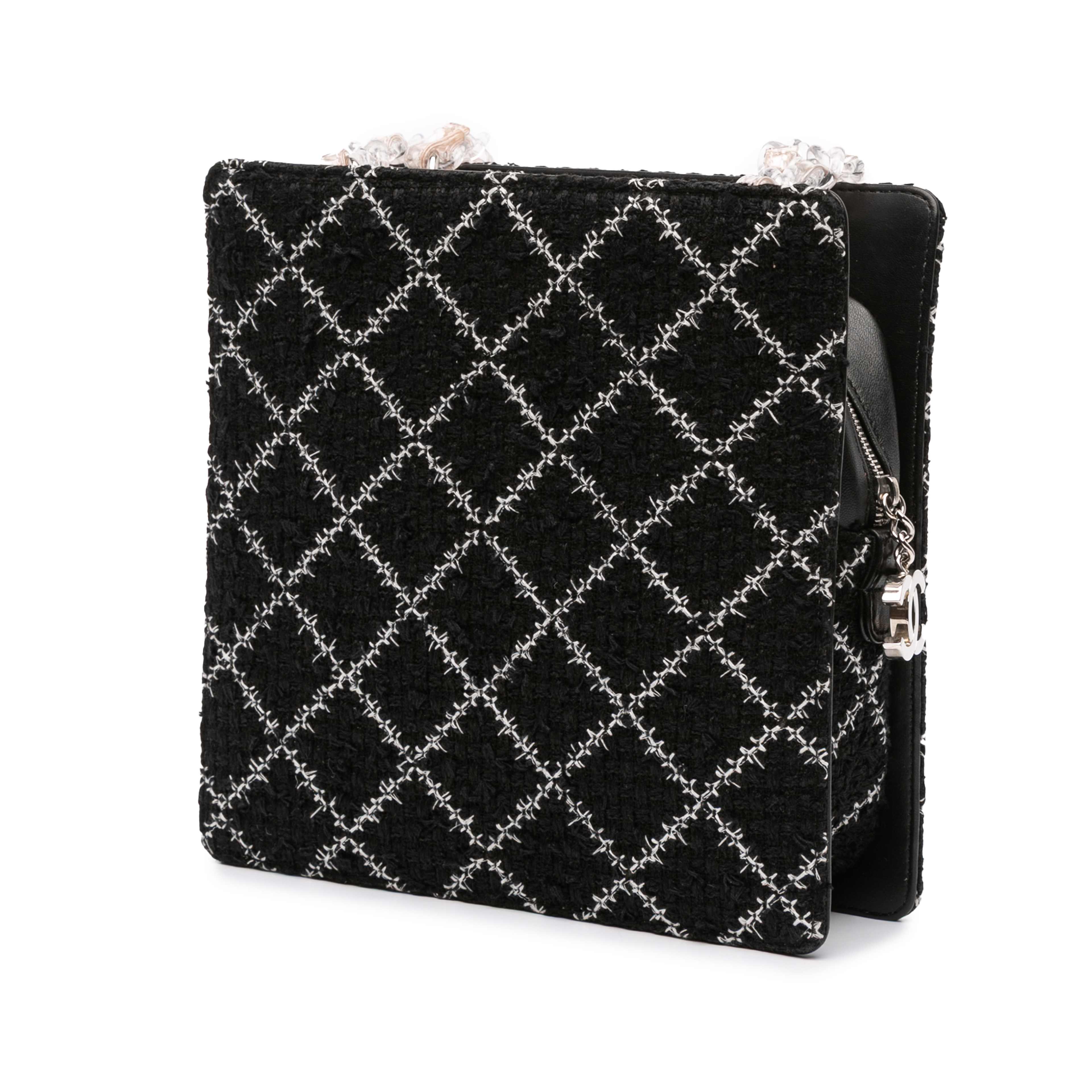 Chanel Tweed And Resin Zipped Chain Shopping Bag, från Luxclusif, i färgen black. Klicka för att öppna bilden i stort format