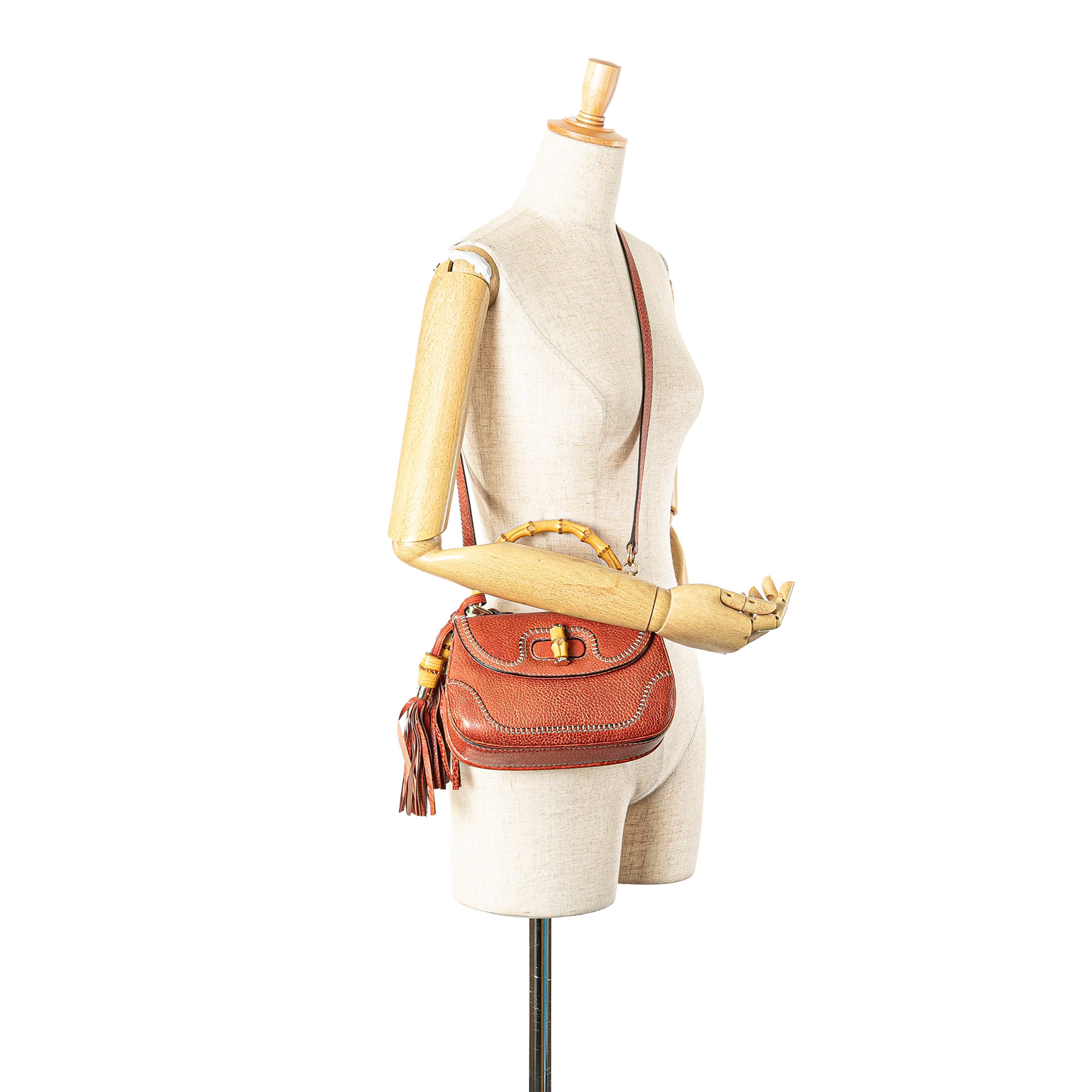 Gucci Small Leather New Bamboo Satchel, från Luxclusif, i färgen röd. Klicka för att öppna bilden i stort format