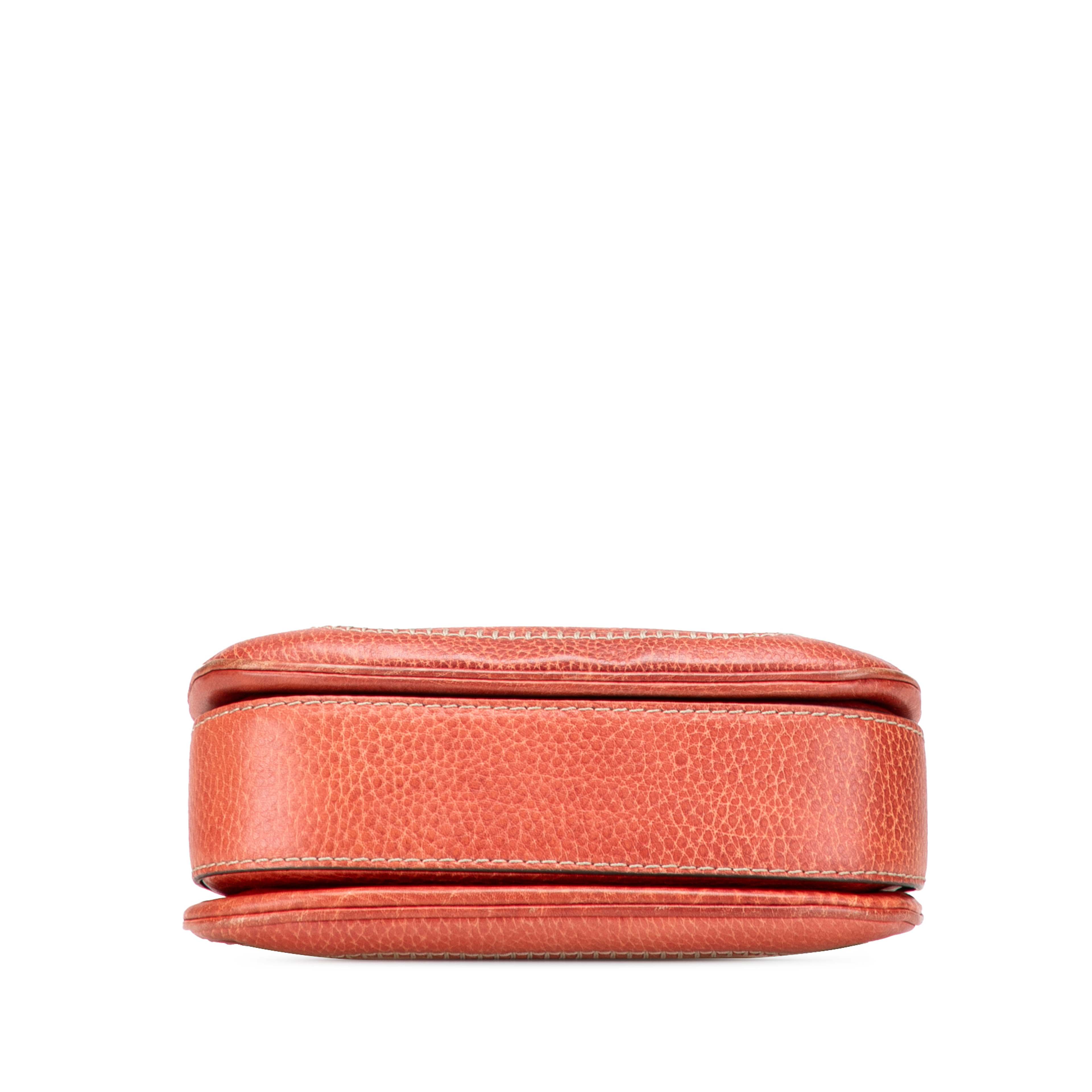Gucci Small Leather New Bamboo Satchel, från Luxclusif, i färgen röd. Klicka för att öppna bilden i stort format