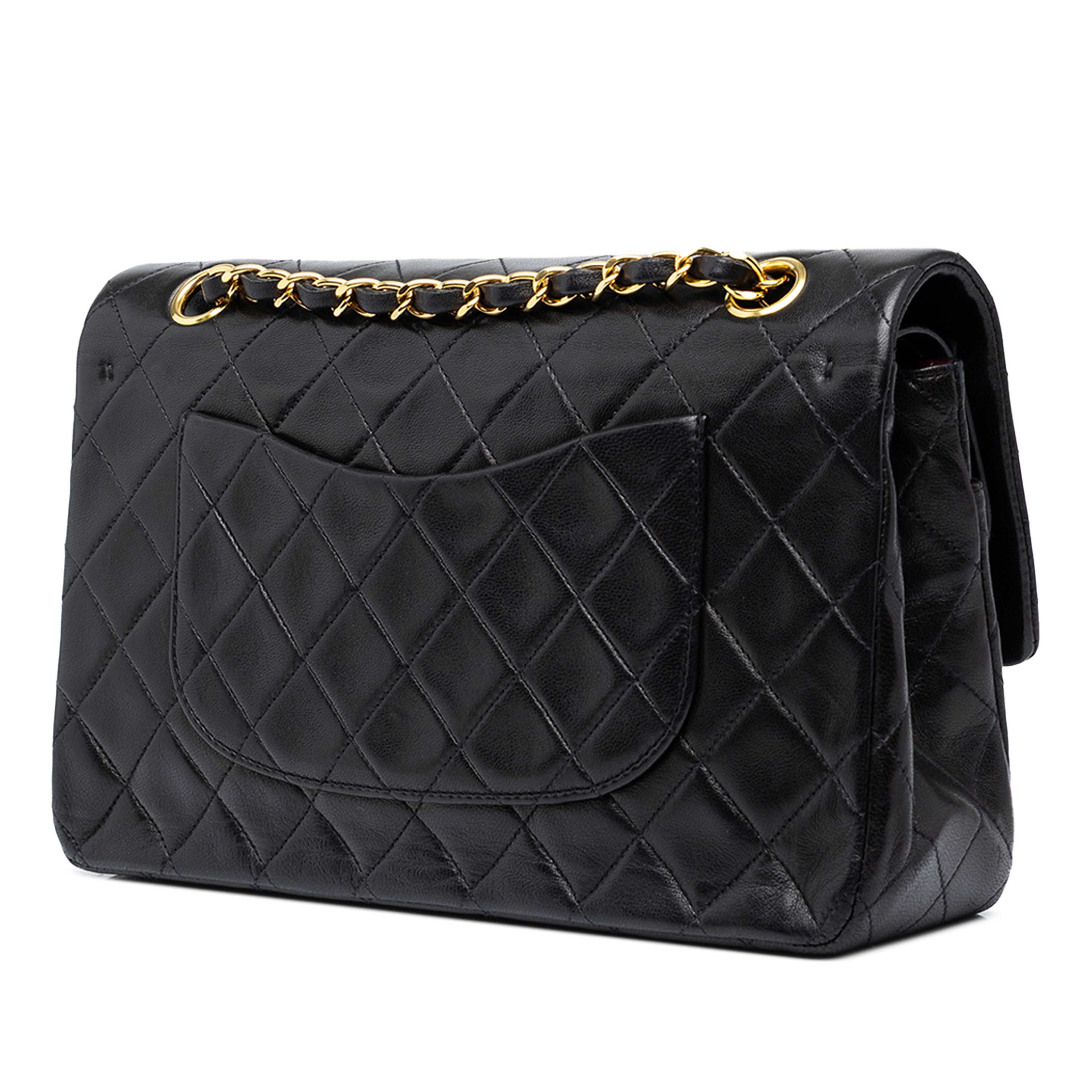 Chanel Medium Classic Lambskin Double Flap, från Luxclusif, i färgen svart. Klicka för att öppna bilden i stort format