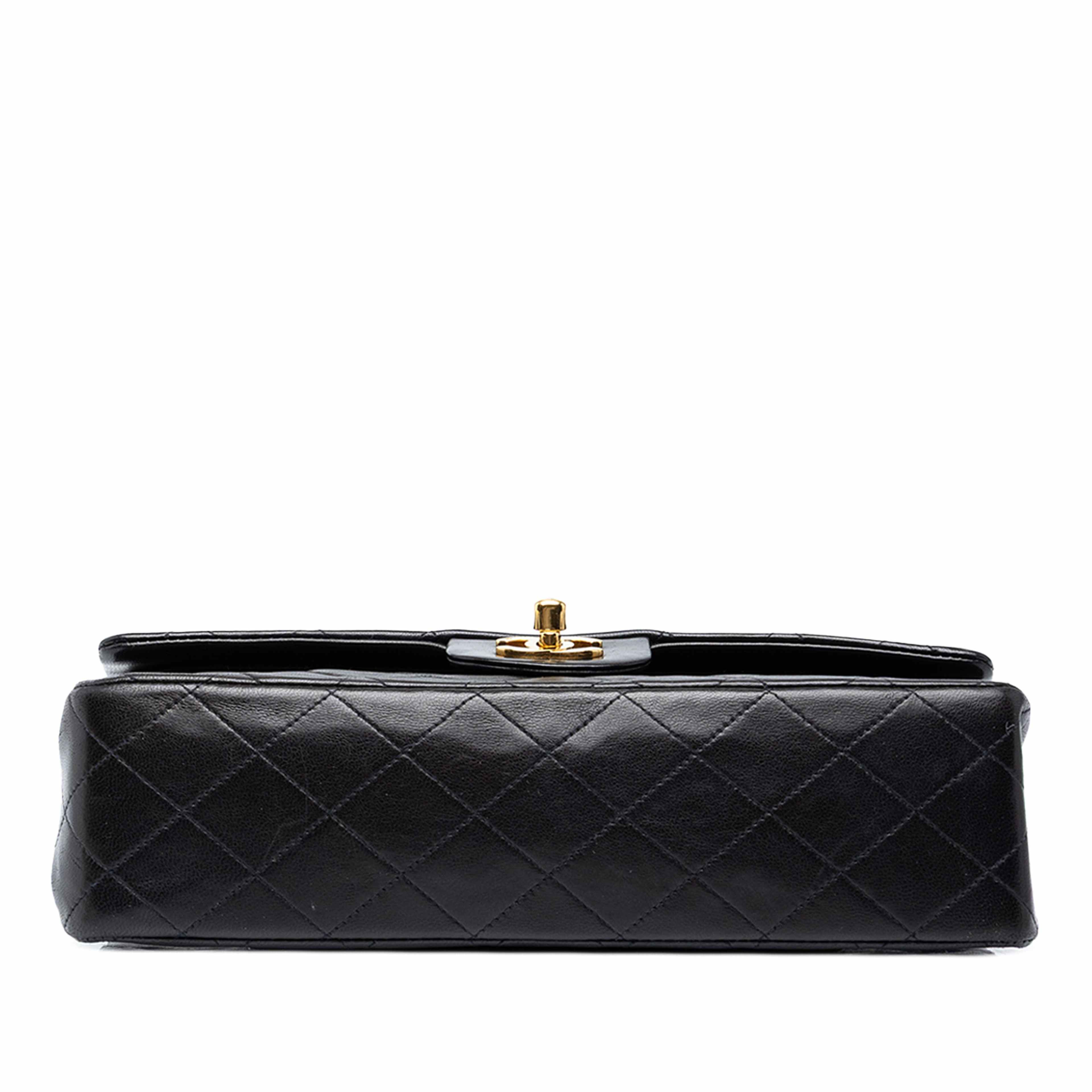 Chanel Medium Classic Lambskin Double Flap, från Luxclusif, i färgen svart. Klicka för att öppna bilden i stort format