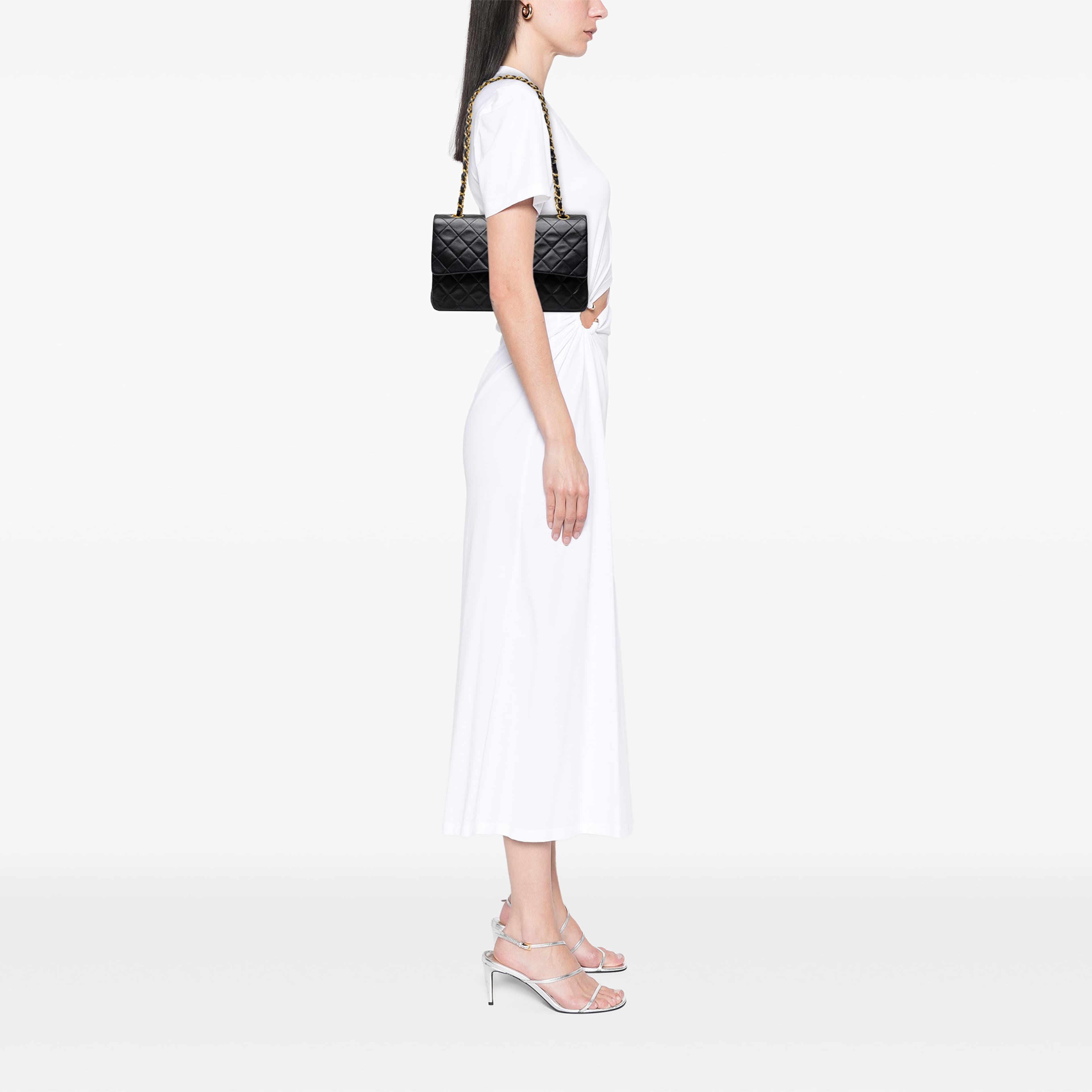Chanel Medium Classic Lambskin Double Flap, från Luxclusif, i färgen svart. Klicka för att öppna bilden i stort format