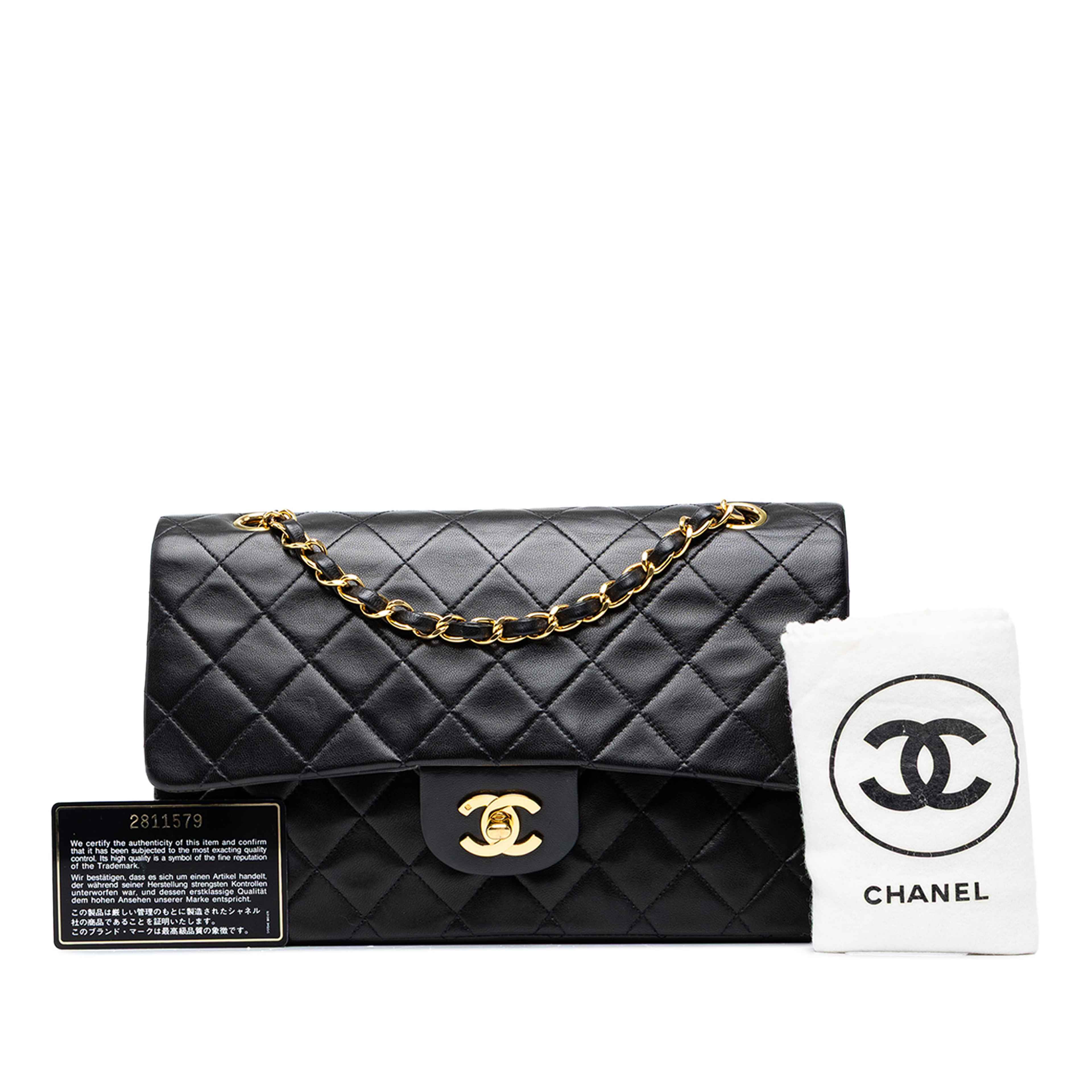 Chanel Medium Classic Lambskin Double Flap, från Luxclusif, i färgen svart. Klicka för att öppna bilden i stort format
