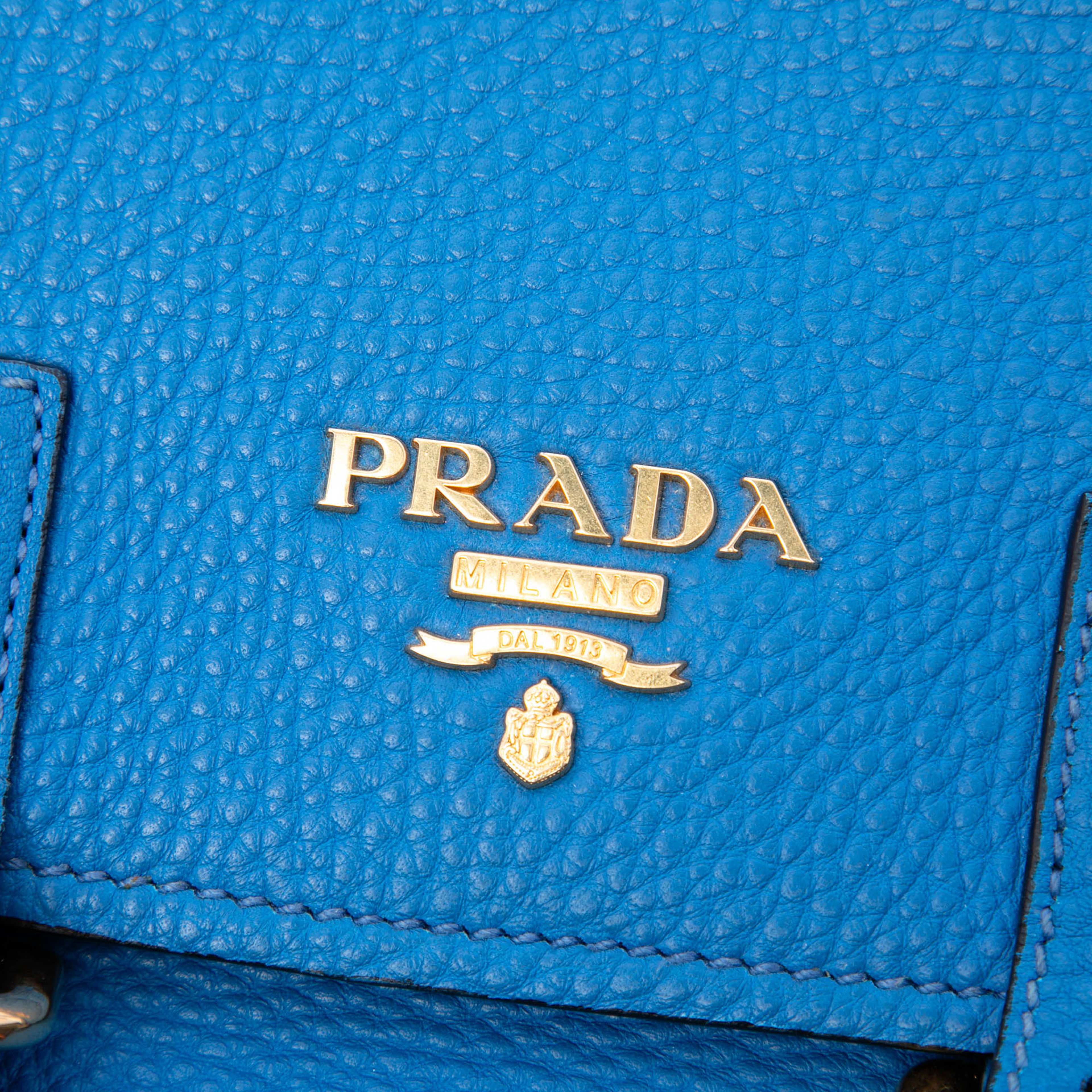 Prada Vitello Daino Double Buckle Messenger Bag, från Luxclusif, i färgen blue. Klicka för att öppna bilden i stort format