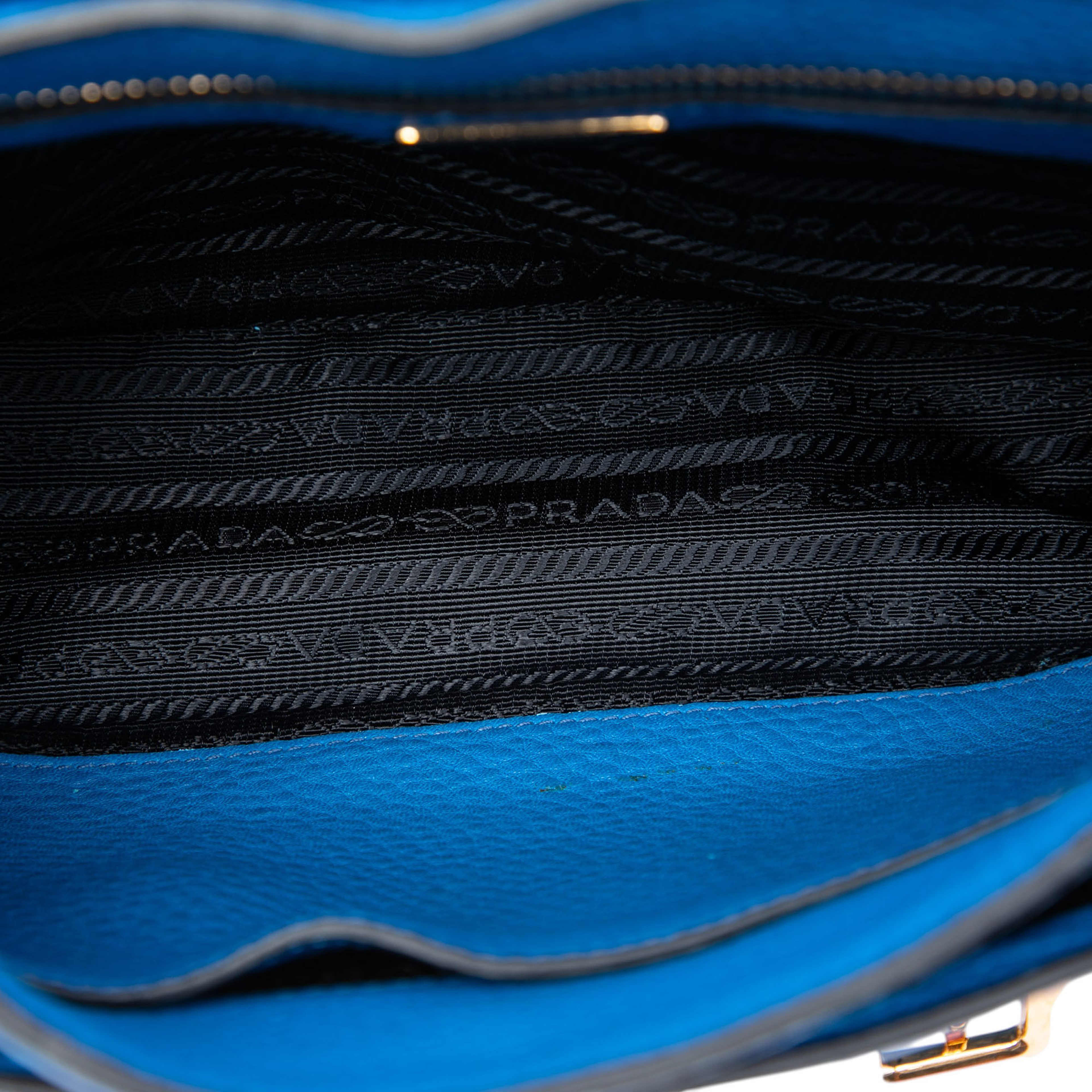 Prada Vitello Daino Double Buckle Messenger Bag, från Luxclusif, i färgen blue. Klicka för att öppna bilden i stort format