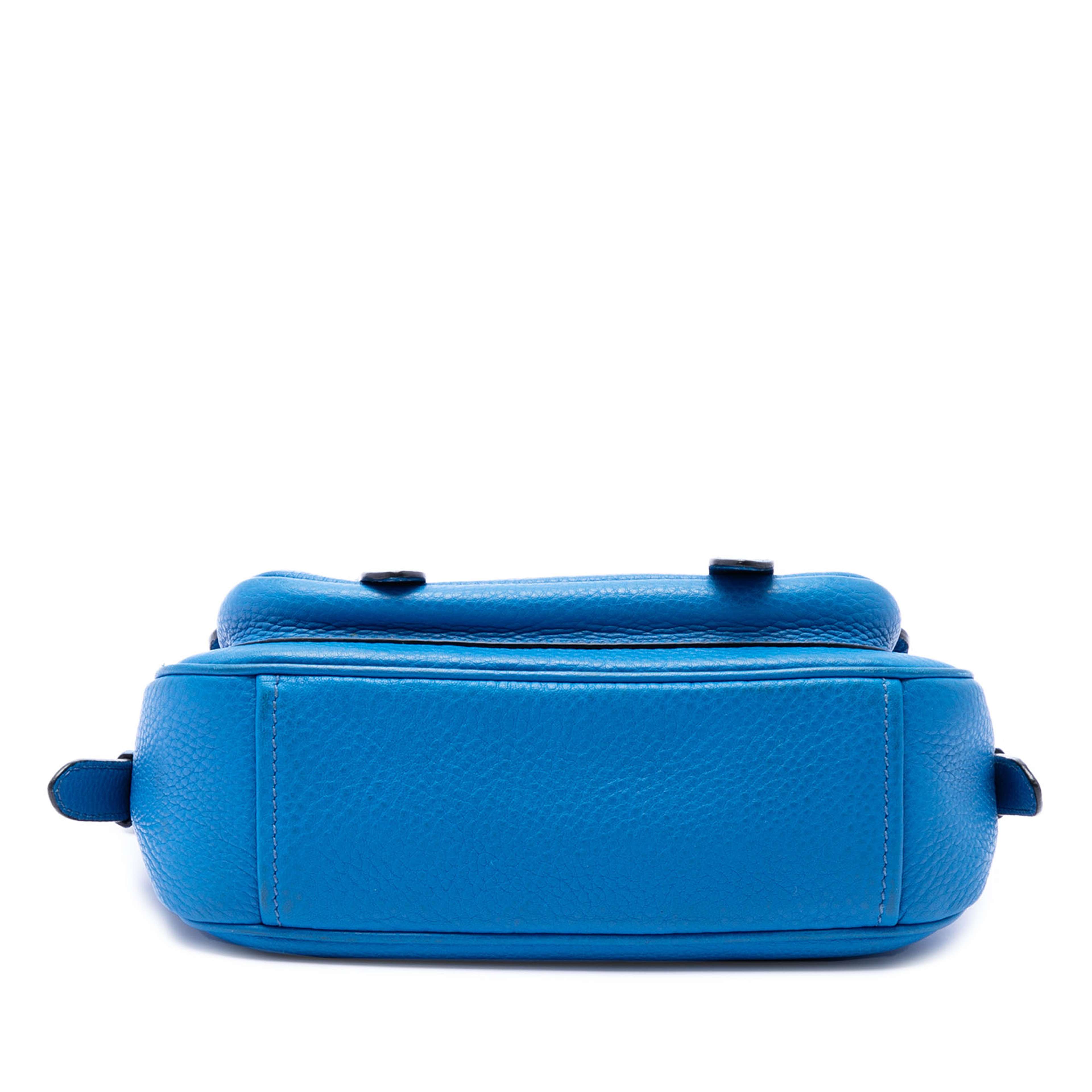 Prada Vitello Daino Double Buckle Messenger Bag, från Luxclusif, i färgen blue. Klicka för att öppna bilden i stort format