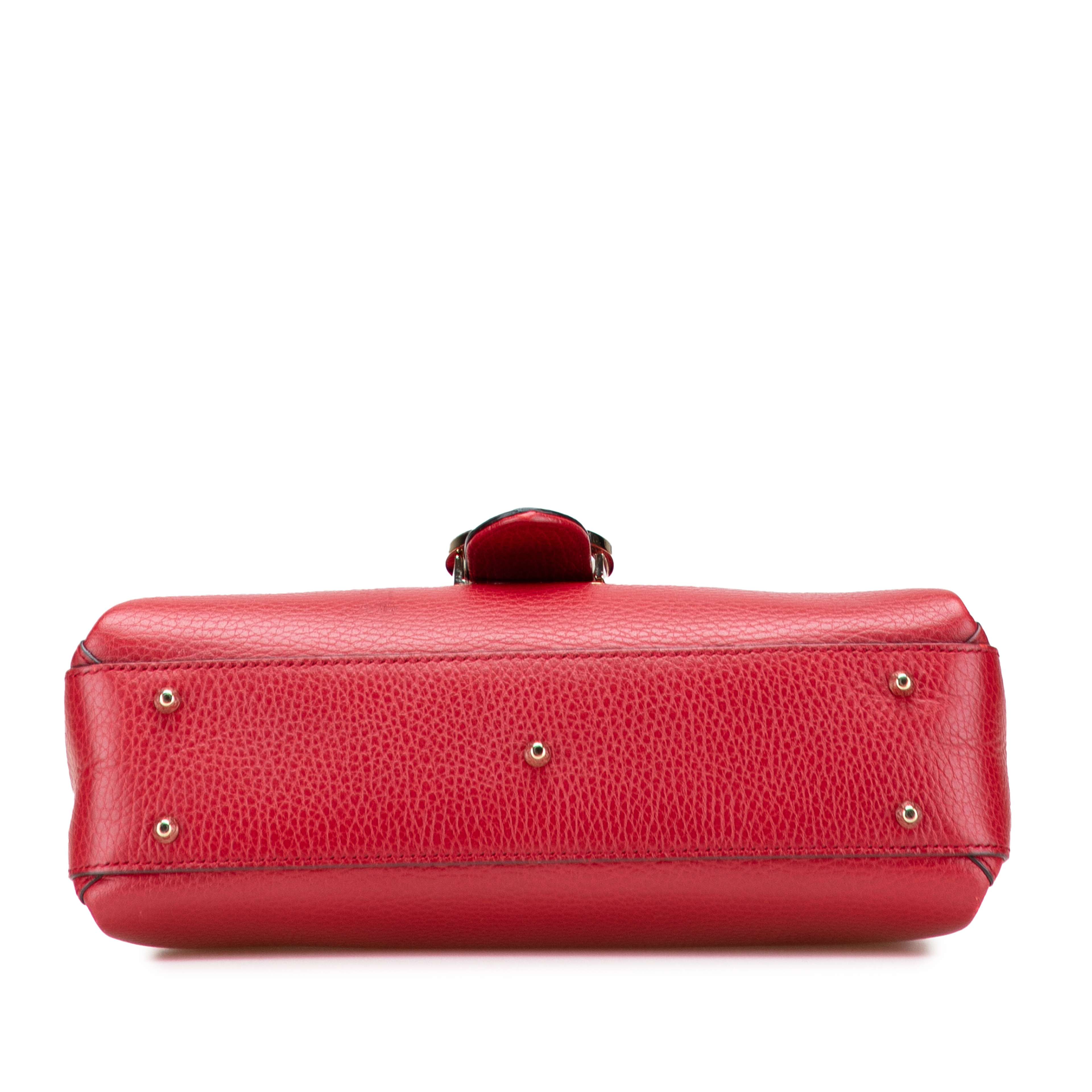 Gucci Small Dollar Calf Interlocking G Satchel, från Luxclusif, i färgen röd. Klicka för att öppna bilden i stort format
