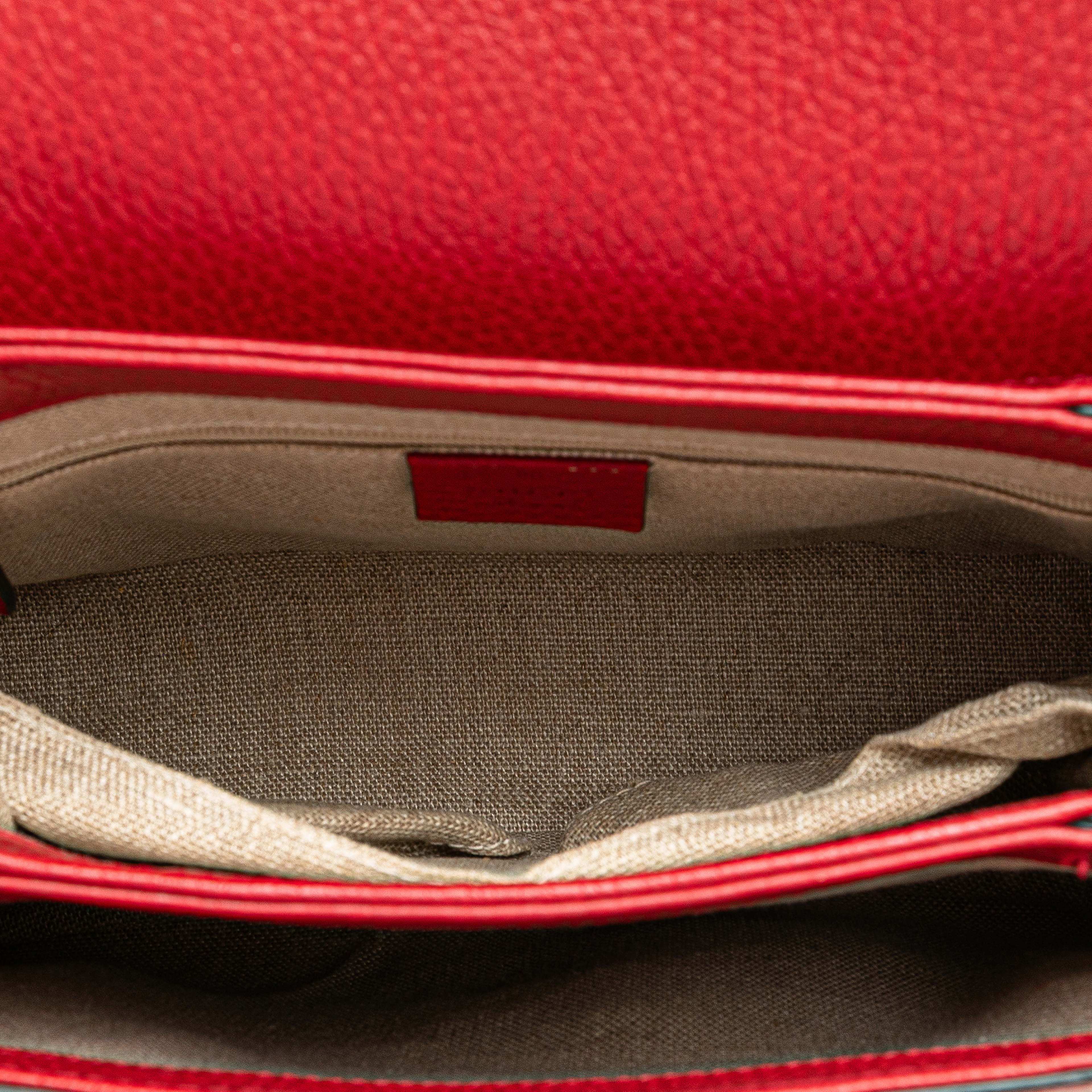 Gucci Small Dollar Calf Interlocking G Satchel, från Luxclusif, i färgen red. Klicka för att öppna bilden i stort format