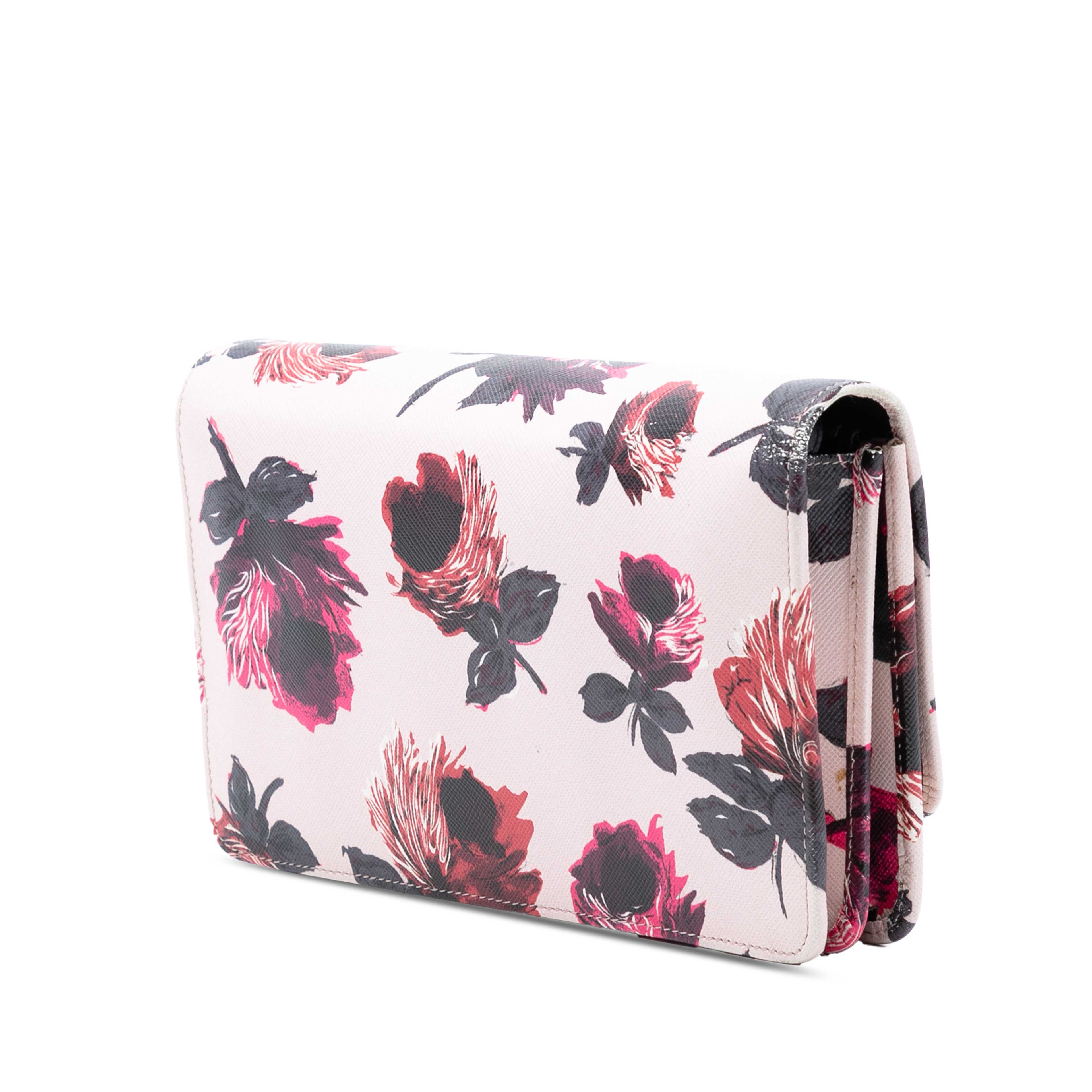 Prada Saffiano Floral Print Wallet On Strap, från Luxclusif, i färgen light pink. Klicka för att öppna bilden i stort format