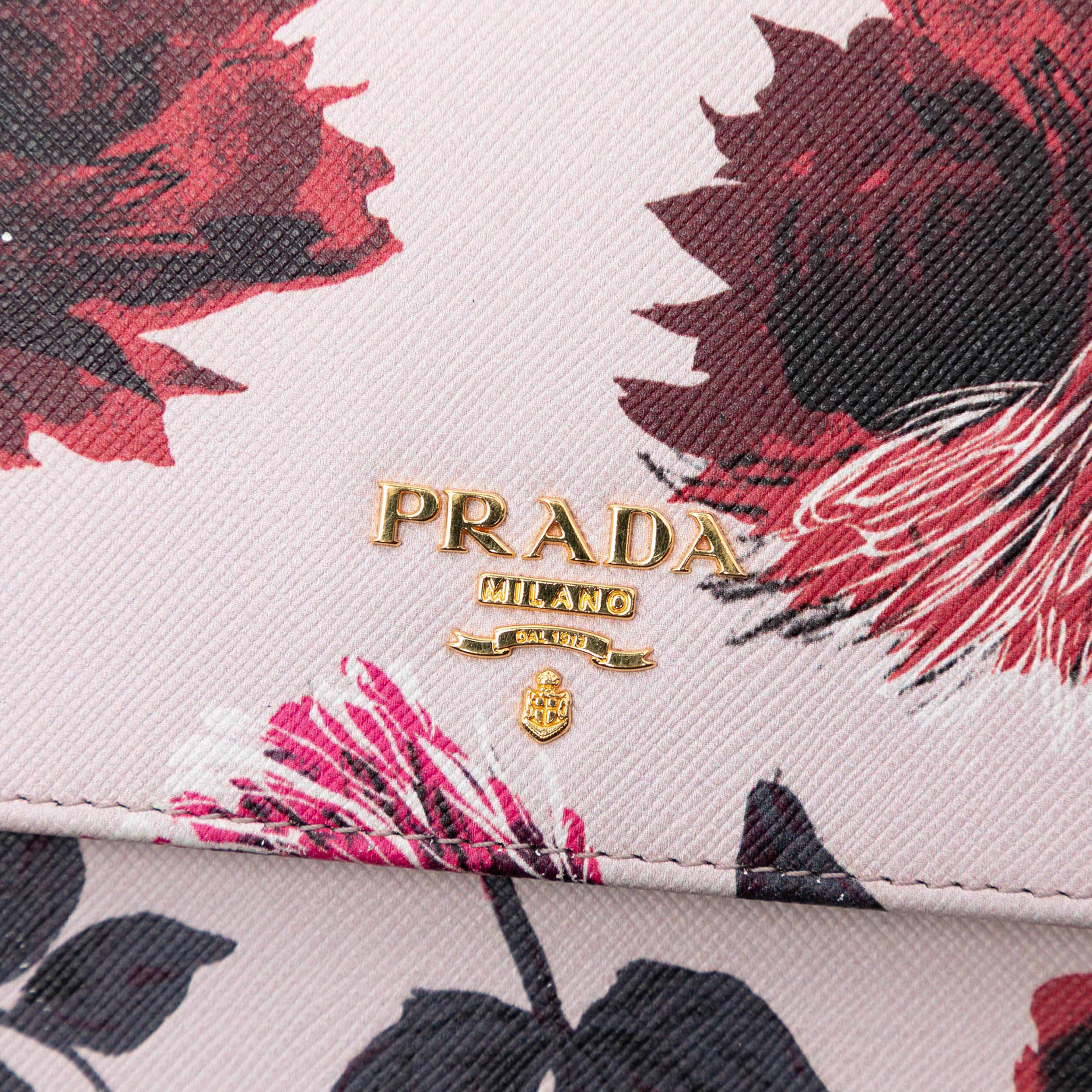 Prada Saffiano Floral Print Wallet On Strap, från Luxclusif, i färgen light pink. Klicka för att öppna bilden i stort format