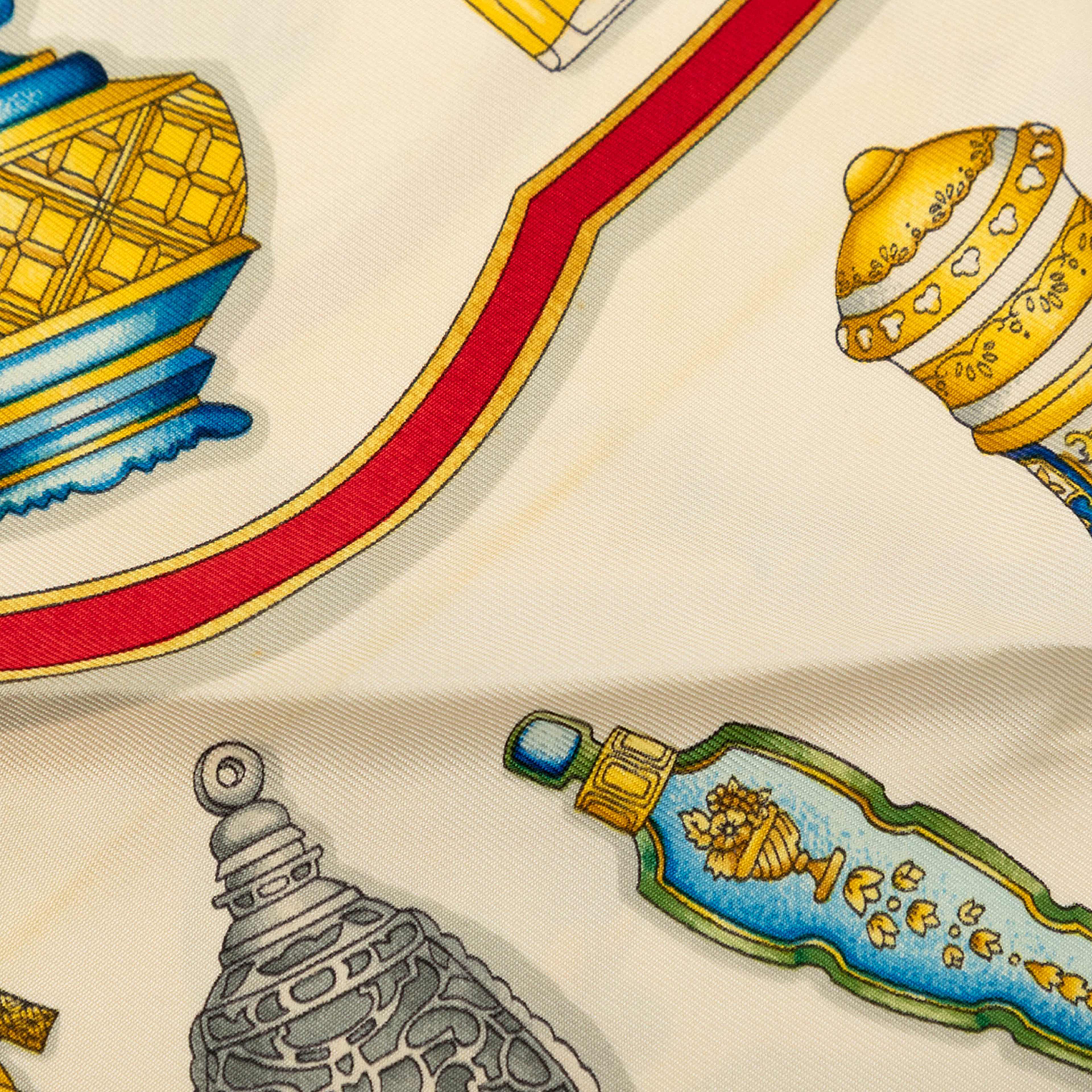 Hermès Qu Importe Le Flacon Silk Scarf 90, från Luxclusif, i färgen vit. Klicka för att öppna bilden i stort format