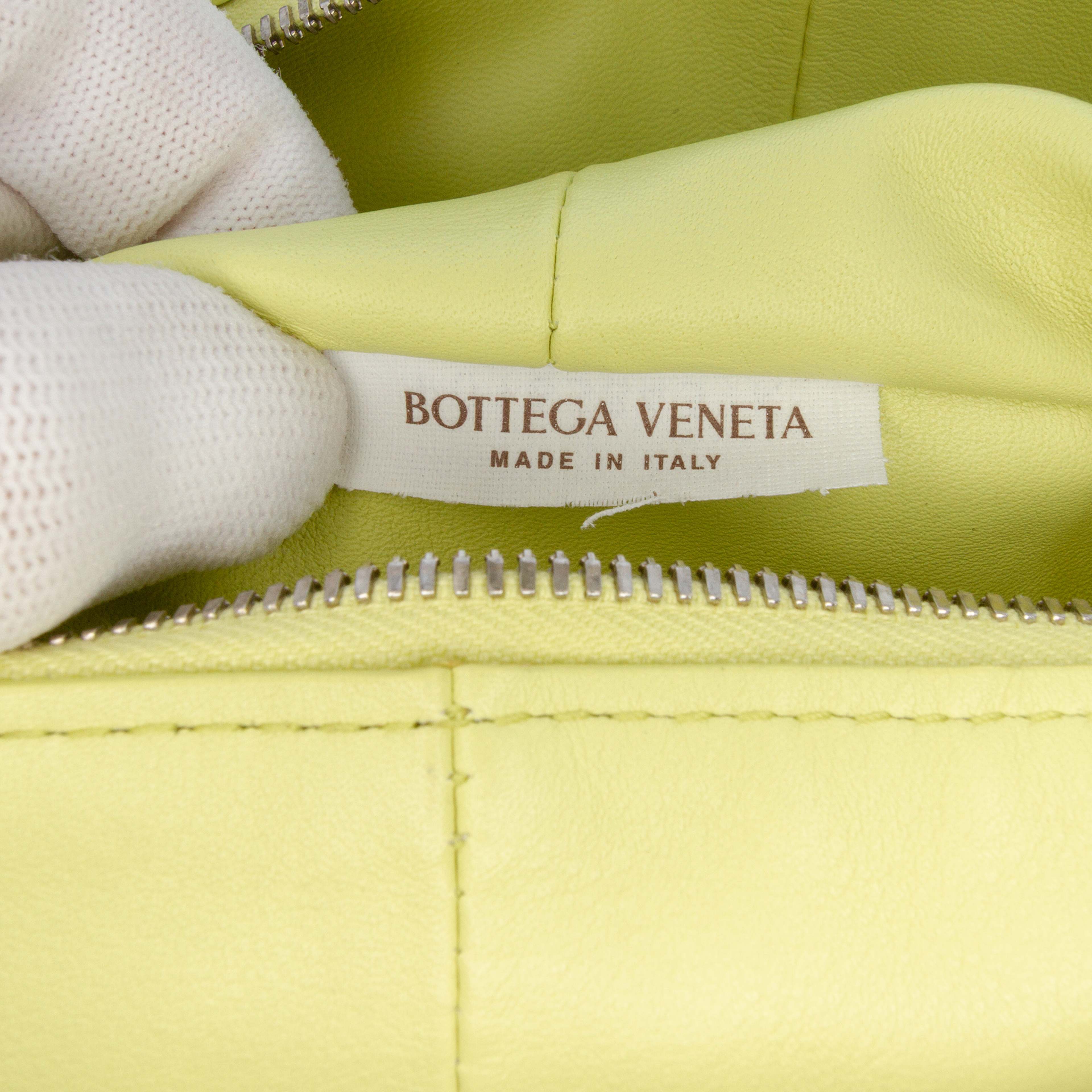 Bottega Veneta Mini Calfskin Double Knot, från Luxclusif, i färgen light green. Klicka för att öppna bilden i stort format