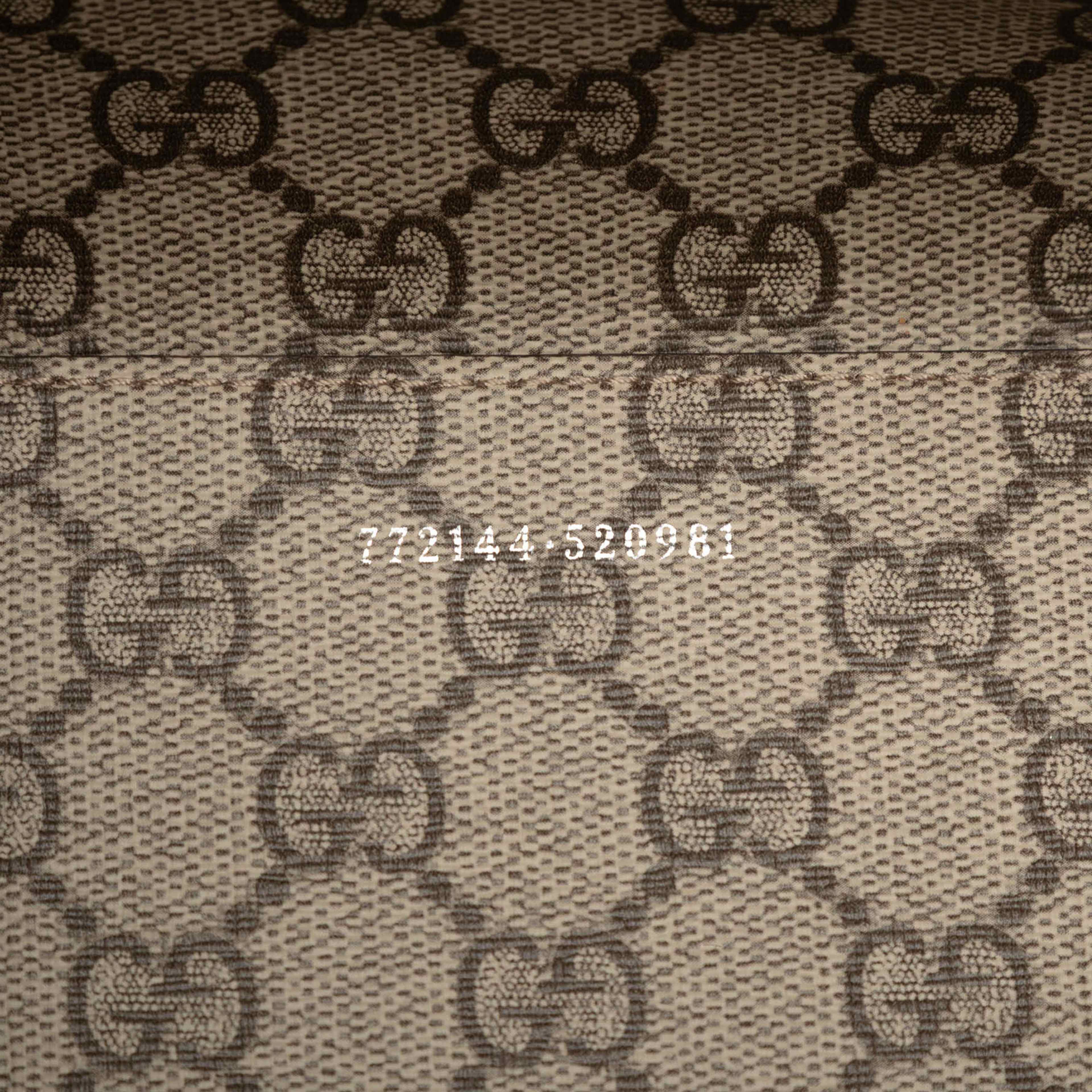 Gucci Medium Canvas Logo Tote, från Luxclusif, i färgen beige. Klicka för att öppna bilden i stort format
