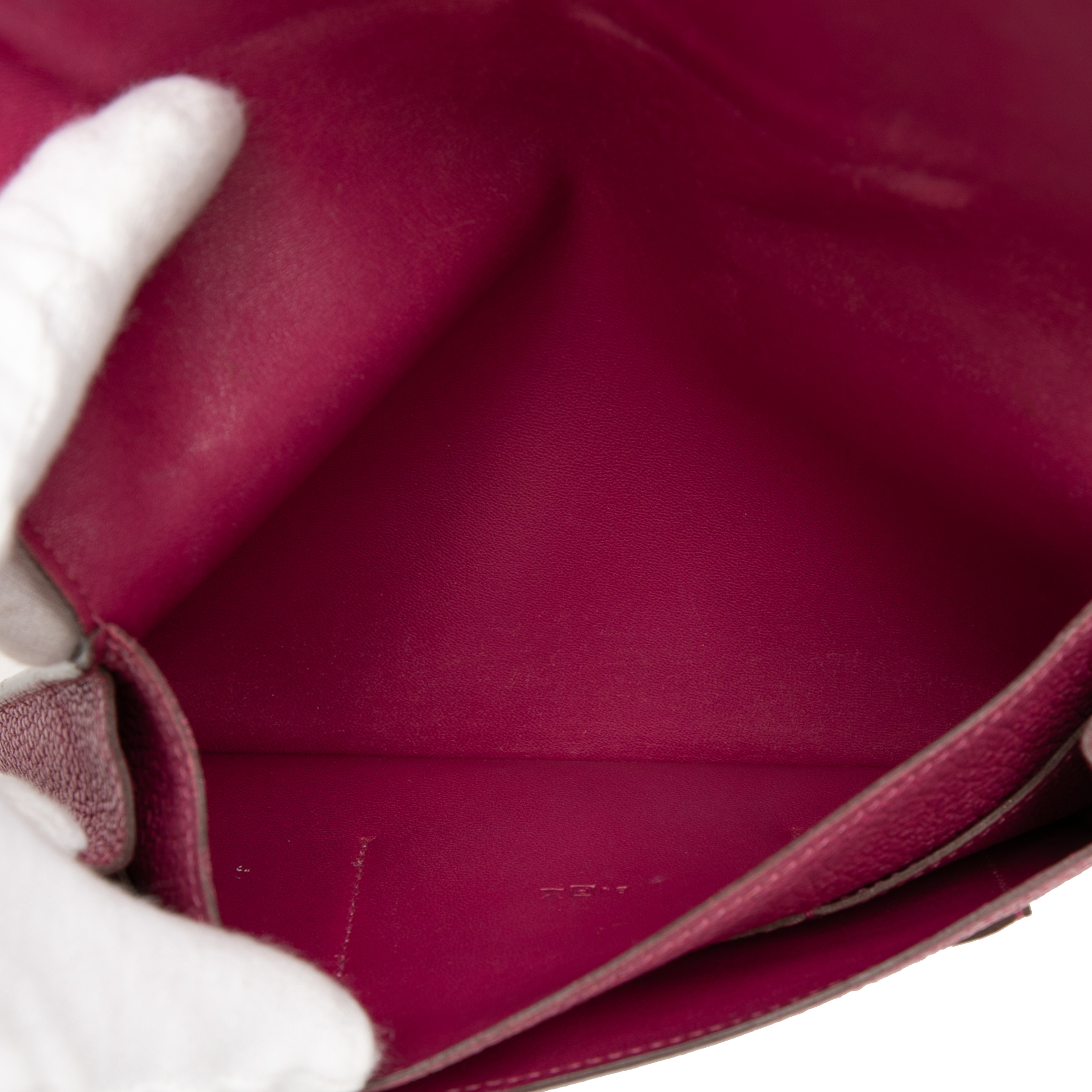 Hermès Togo Dogon Long Wallet, från Luxclusif, i färgen dark pink. Klicka för att öppna bilden i stort format