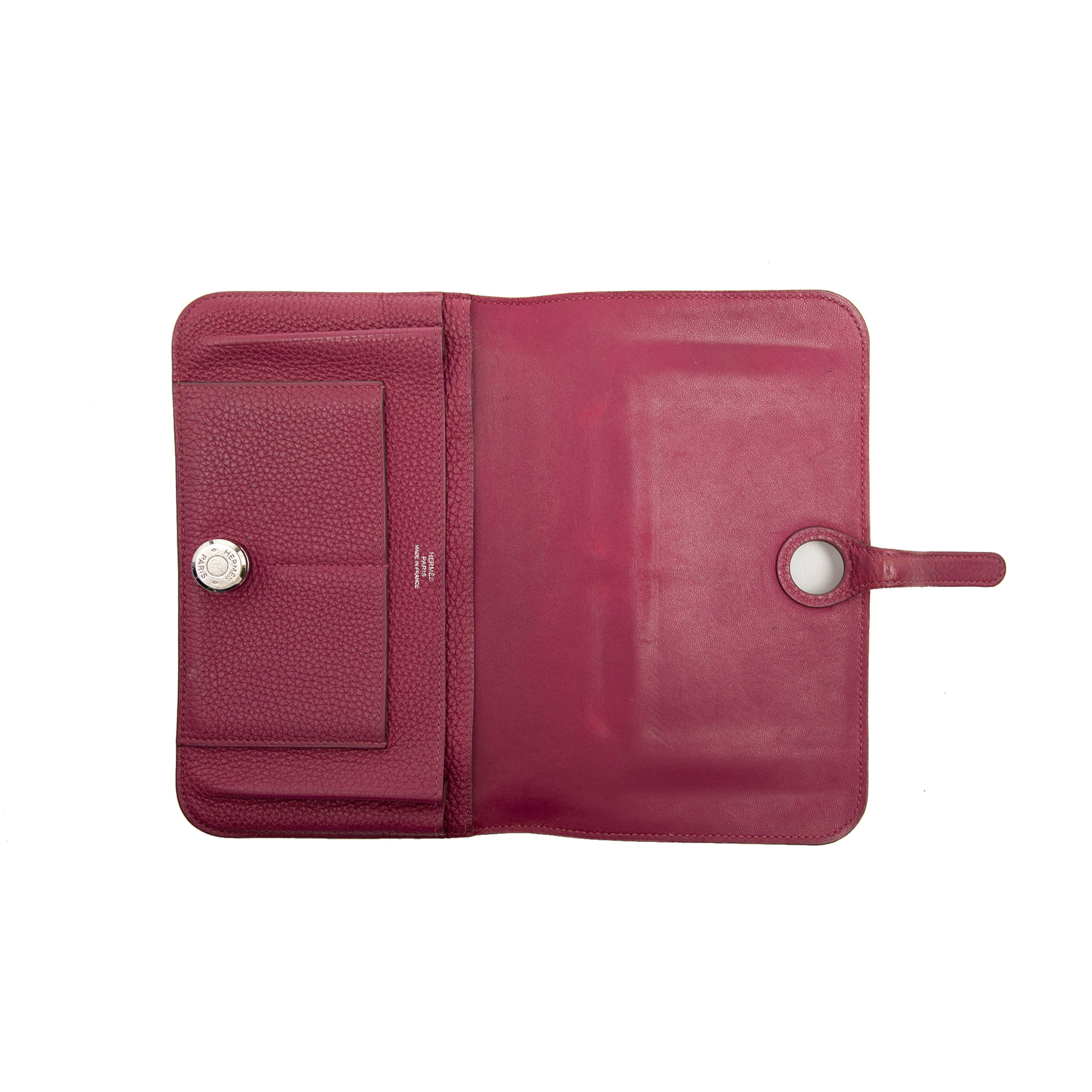 Hermès Togo Dogon Long Wallet, från Luxclusif, i färgen dark pink. Klicka för att öppna bilden i stort format