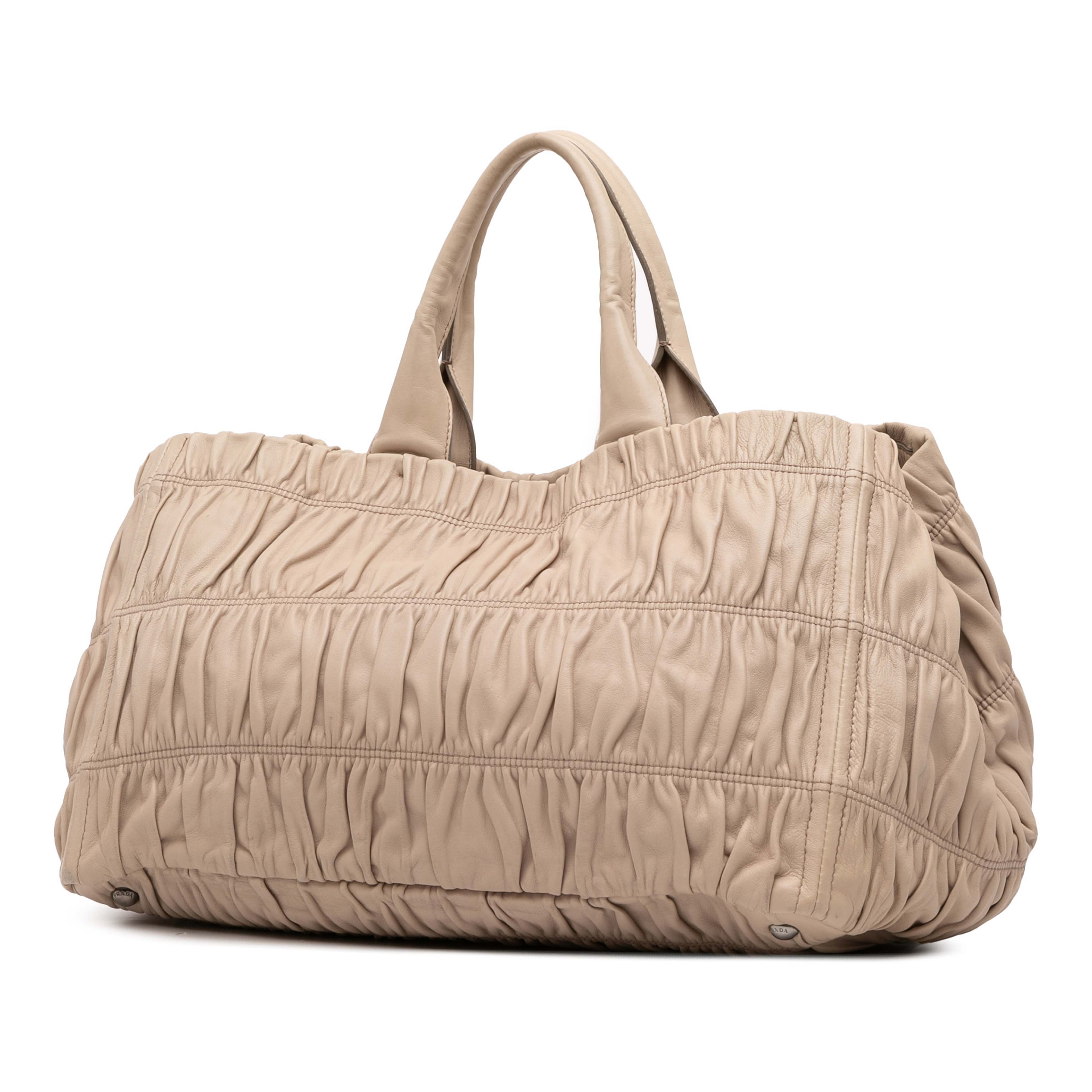Prada Nappa Gaufre Handbag, från Luxclusif, i färgen light beige. Klicka för att öppna bilden i stort format