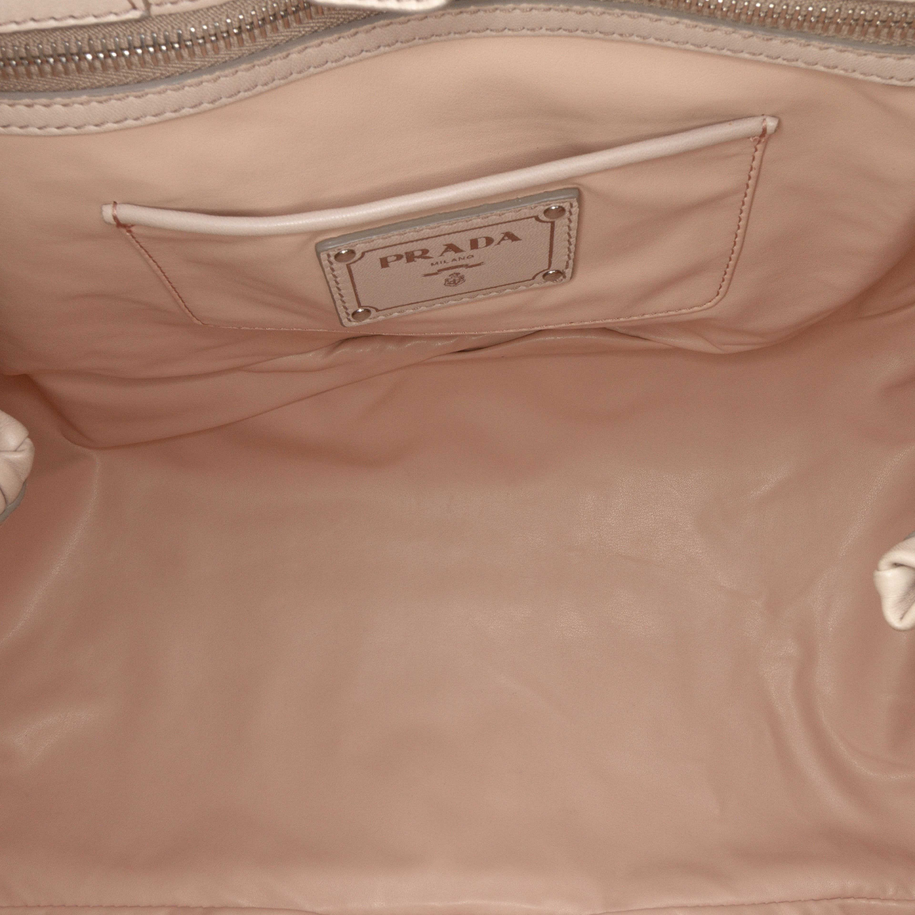 Prada Nappa Gaufre Handbag, från Luxclusif, i färgen light beige. Klicka för att öppna bilden i stort format