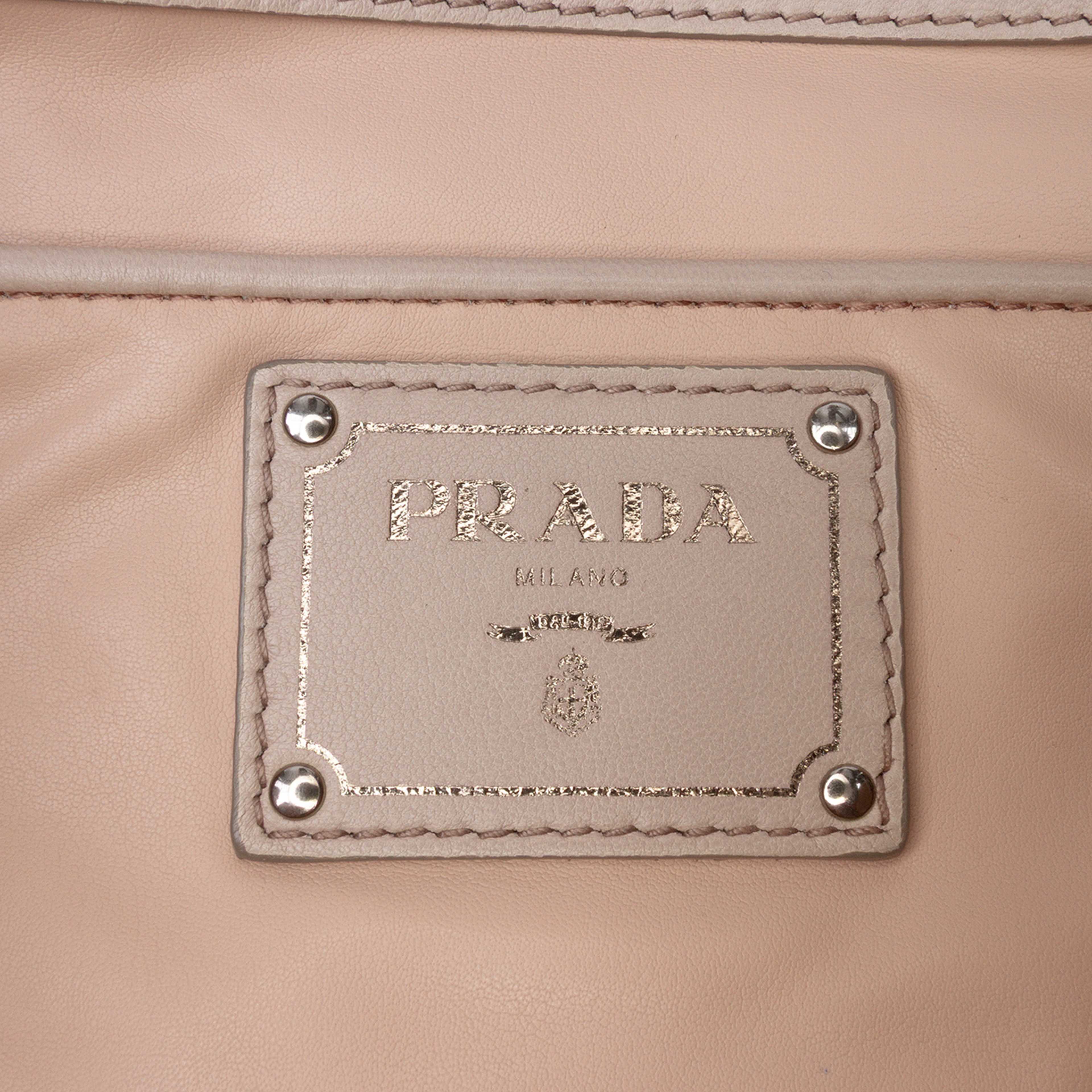 Prada Nappa Gaufre Handbag, från Luxclusif, i färgen light beige. Klicka för att öppna bilden i stort format