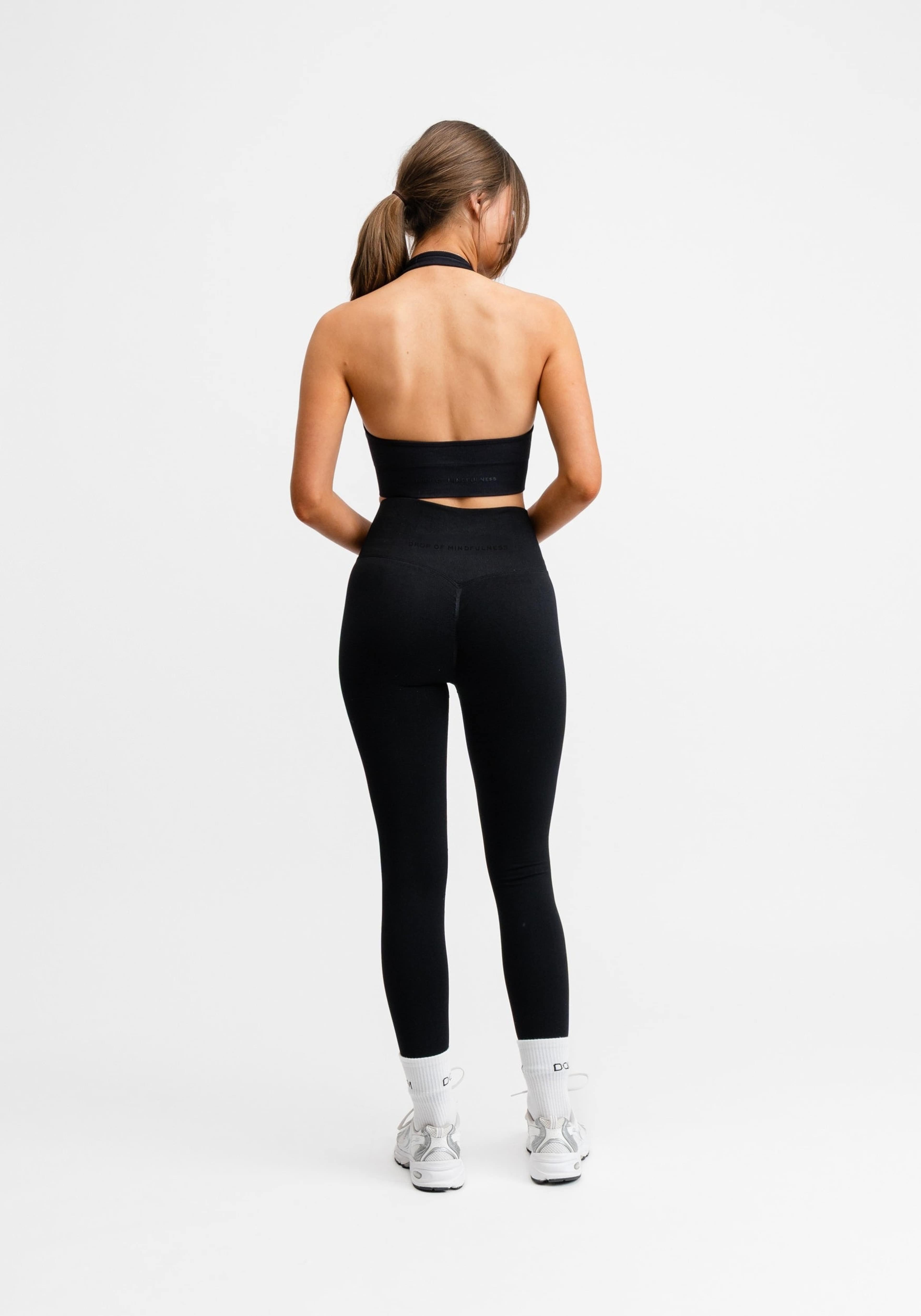 Seamless Scrunch Tights, från Drop of Mindfulness, i färgen black. Klicka för att öppna bilden i stort format