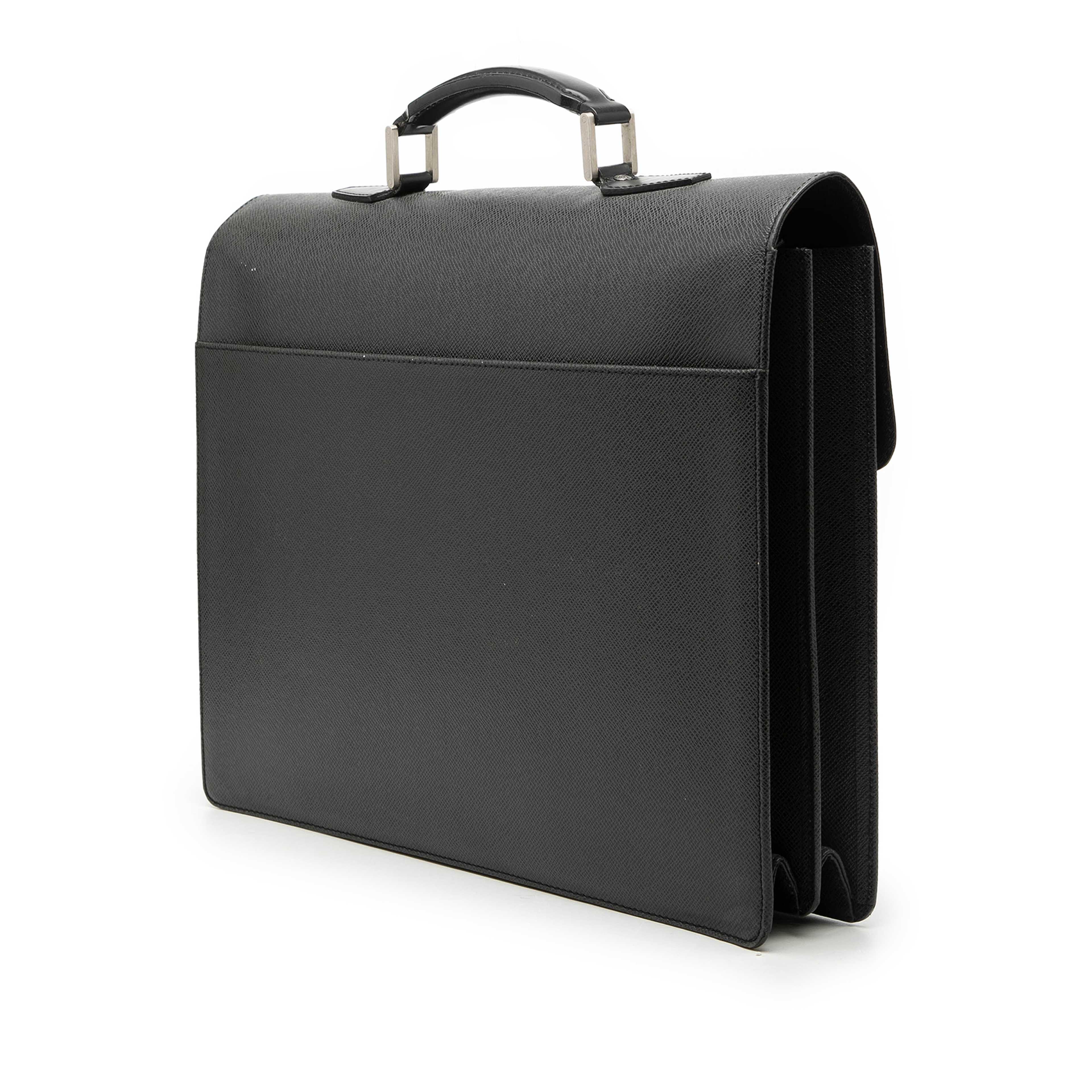 Louis Vuitton Taiga Robusto 2, från Luxclusif, i färgen svart. Klicka för att öppna bilden i stort format