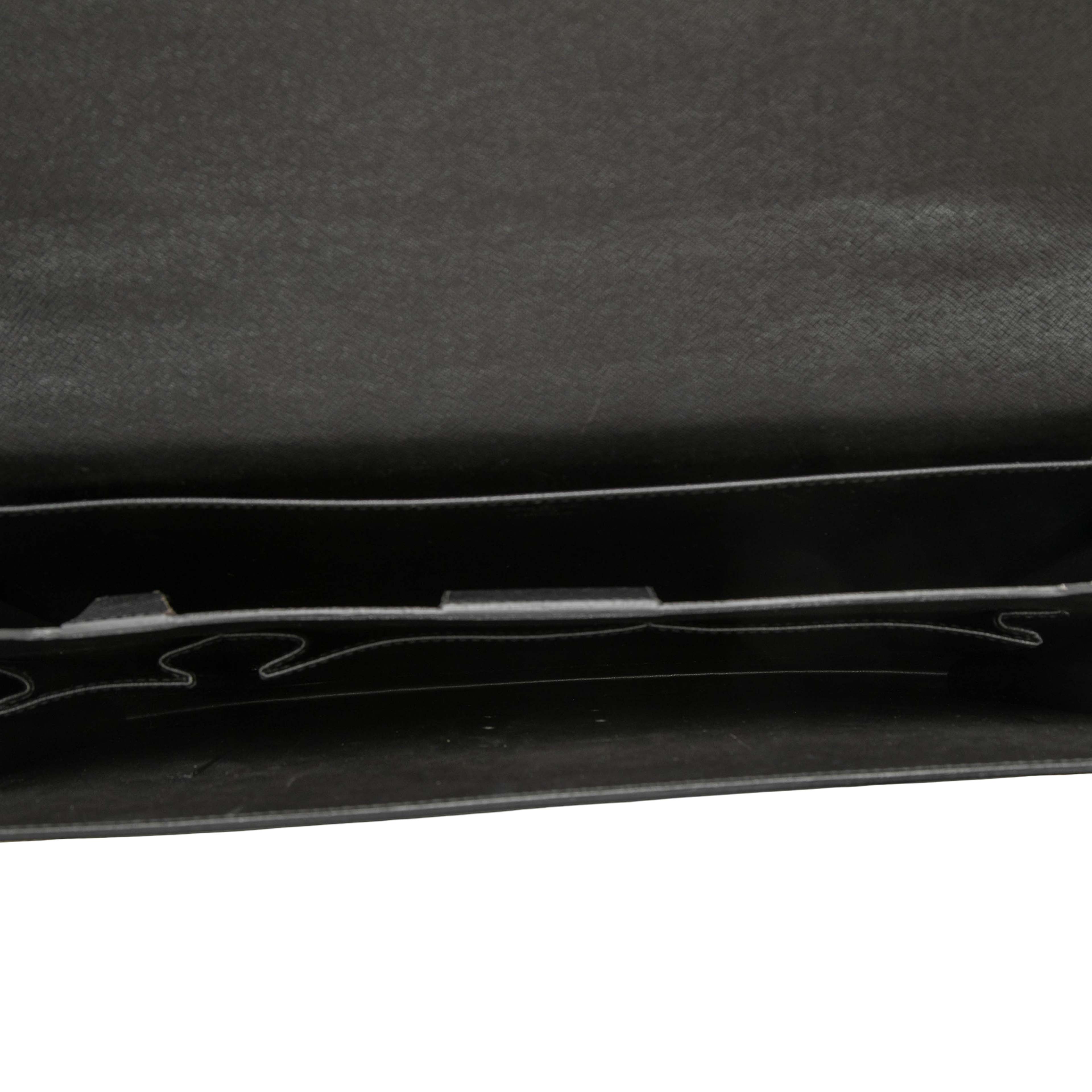 Louis Vuitton Taiga Robusto 2, från Luxclusif, i färgen black. Klicka för att öppna bilden i stort format