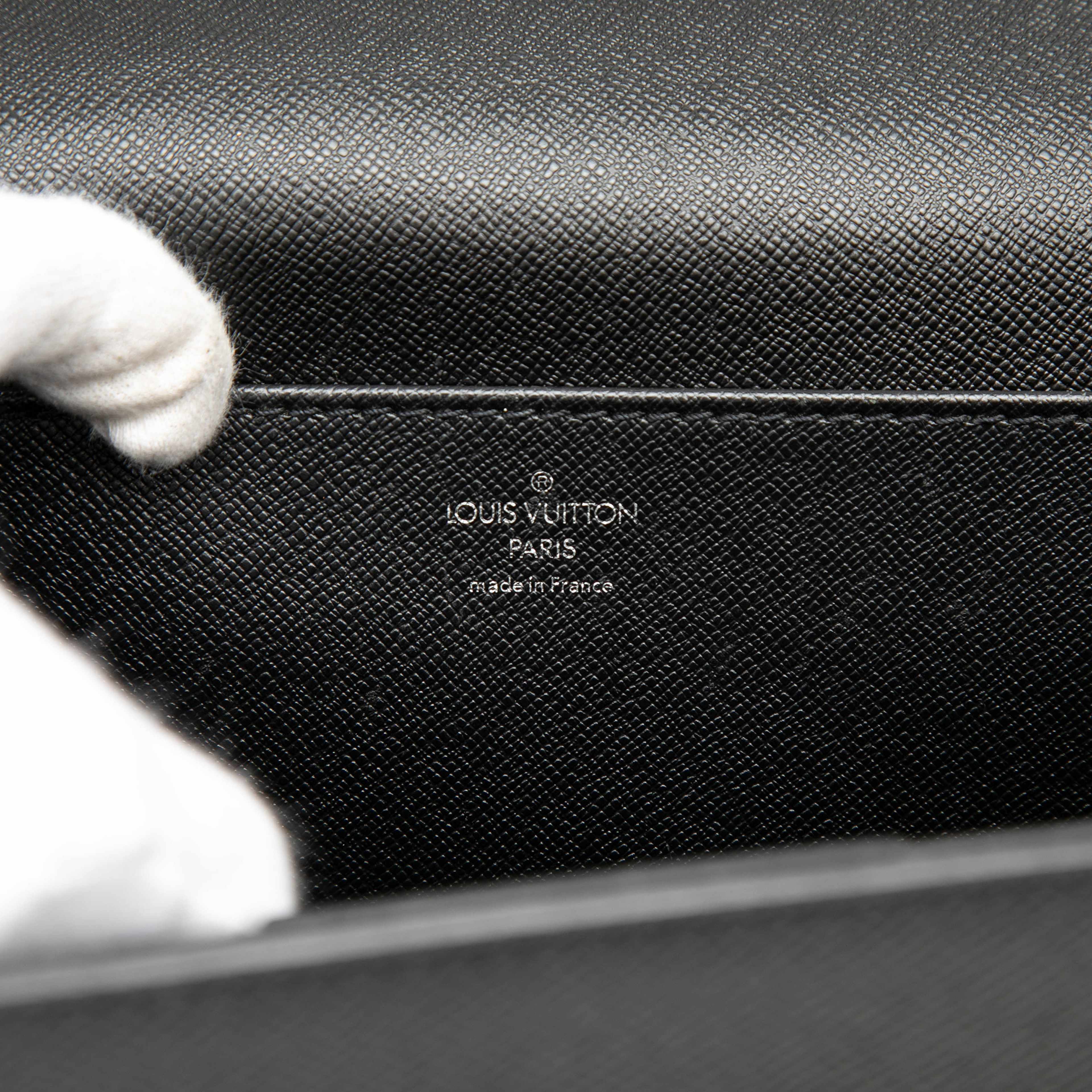Louis Vuitton Taiga Robusto 2, från Luxclusif, i färgen black. Klicka för att öppna bilden i stort format