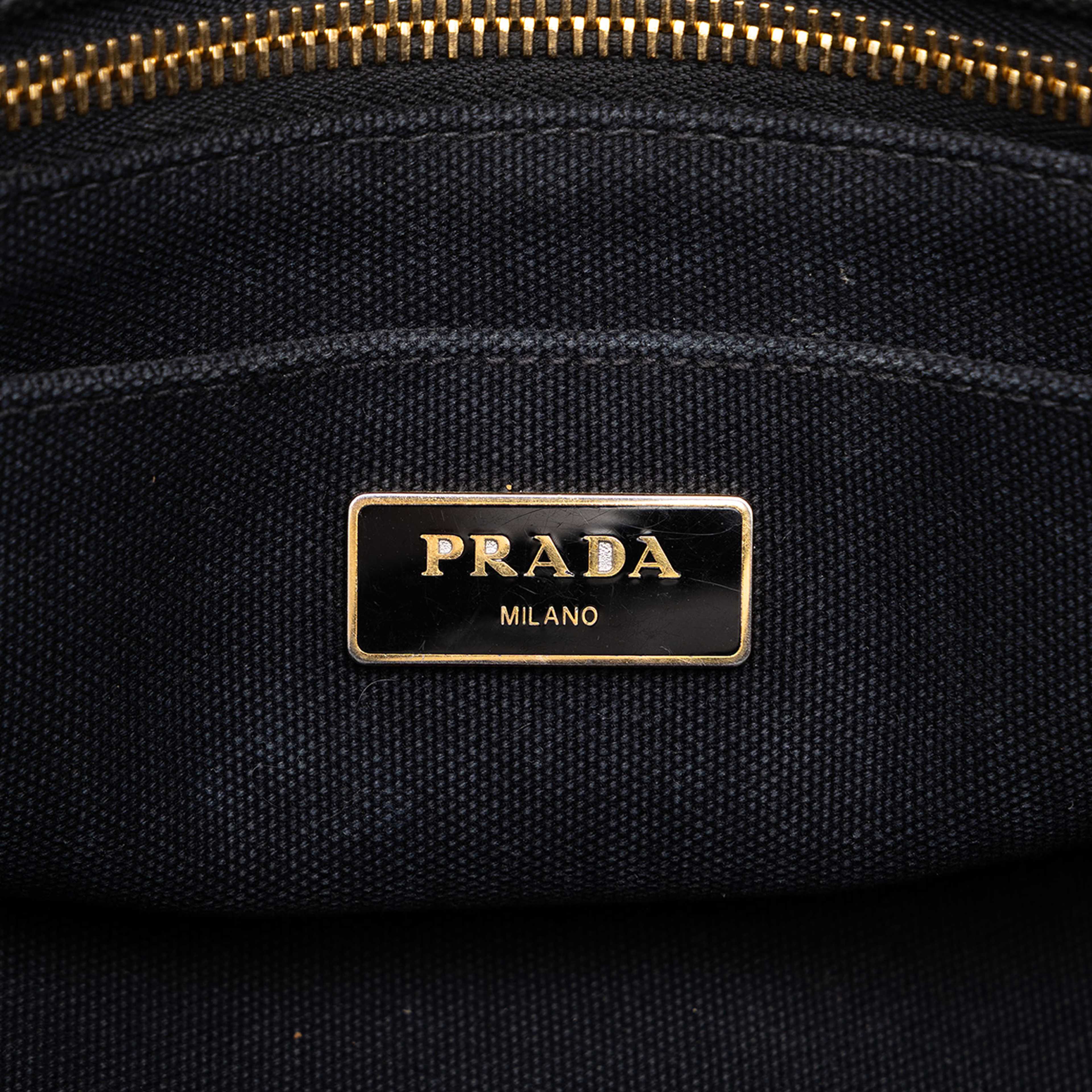 Prada Small Canvas Canapa Logo Tote, från Luxclusif, i färgen svart. Klicka för att öppna bilden i stort format