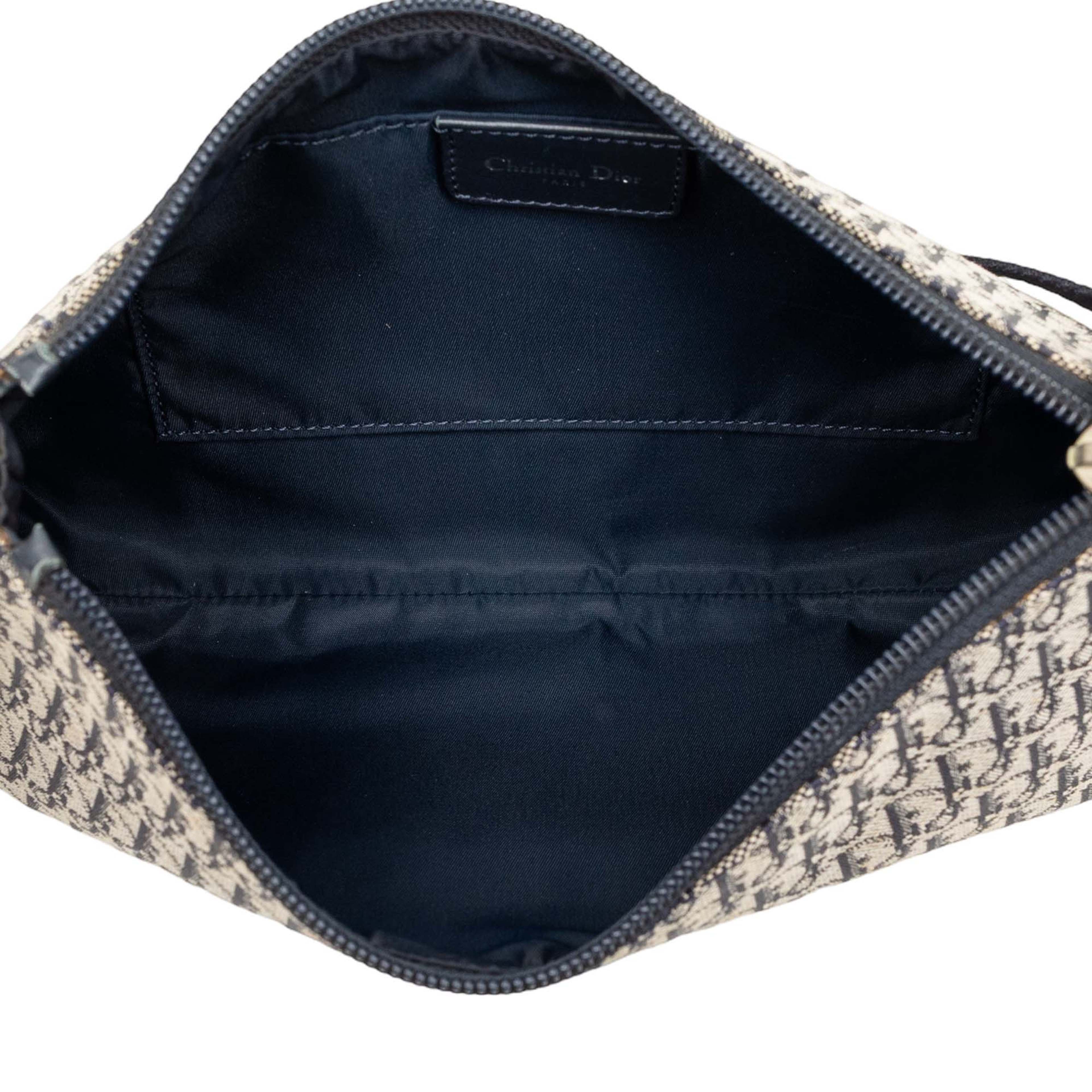 Dior Diorissimo Trotter Canvas Shoulder Bag, från Luxclusif, i färgen blå. Klicka för att öppna bilden i stort format