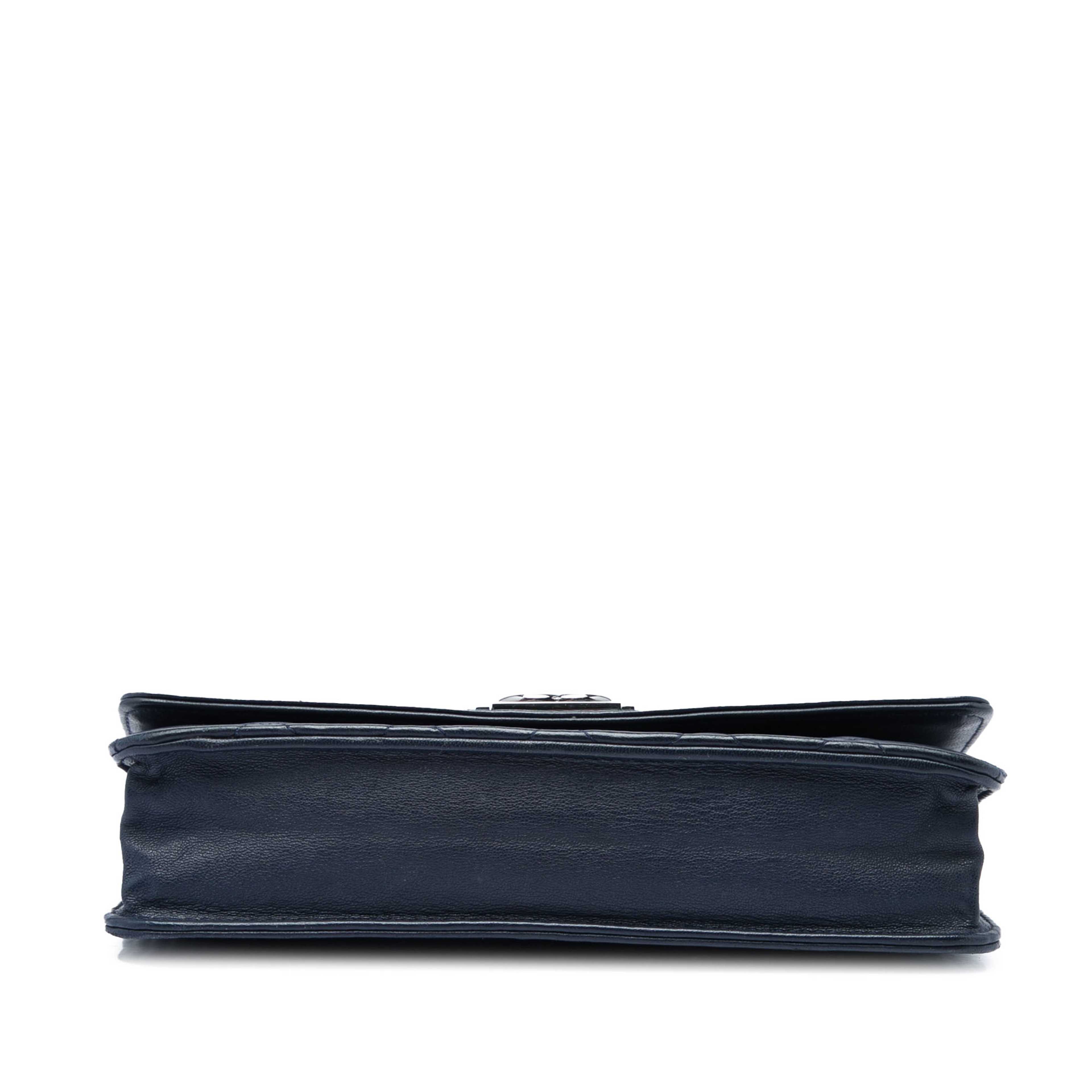 Chanel Quilted Lambskin Boy Wallet On Chain, från Luxclusif, i färgen blå. Klicka för att öppna bilden i stort format