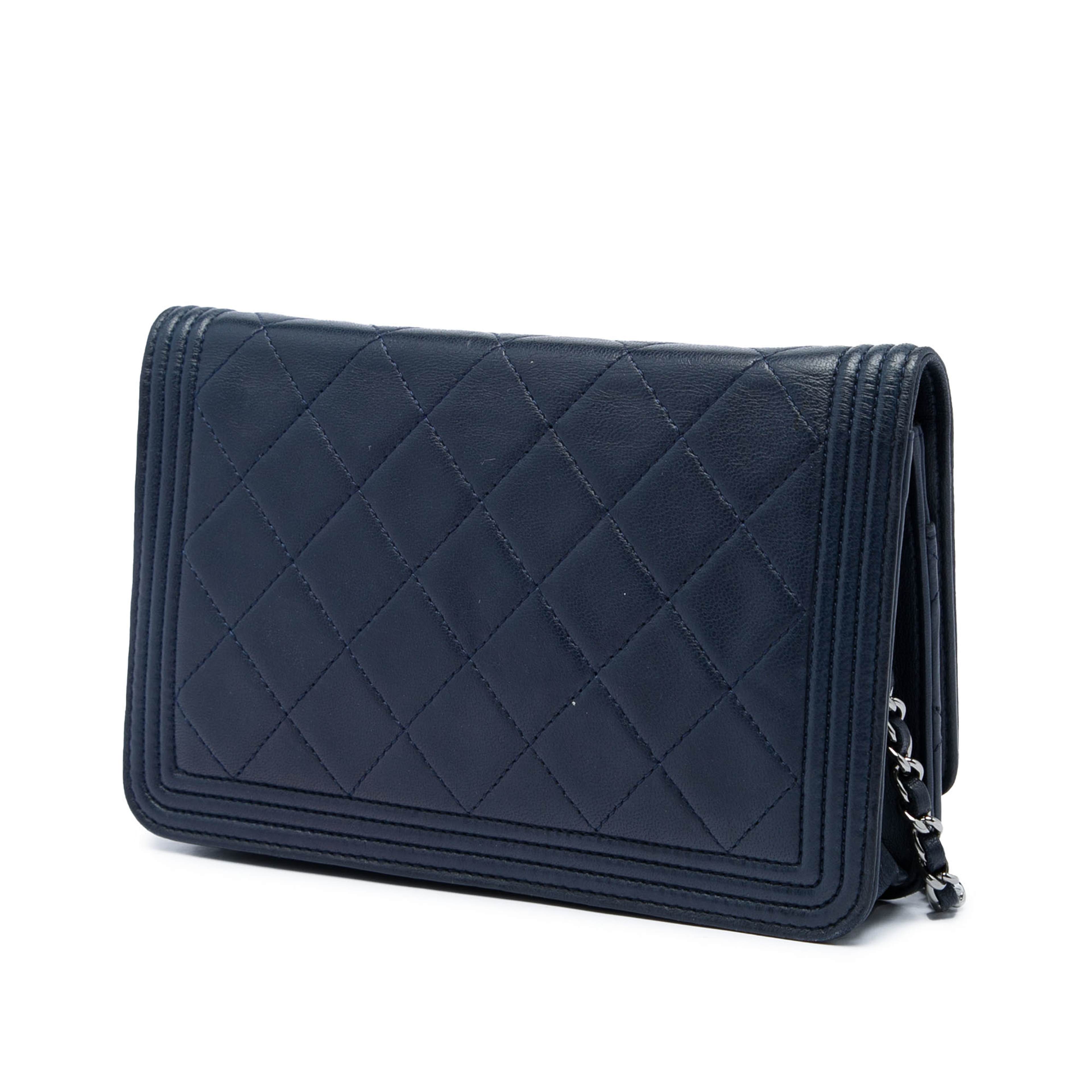 Chanel Quilted Lambskin Boy Wallet On Chain, från Luxclusif, i färgen blå. Klicka för att öppna bilden i stort format