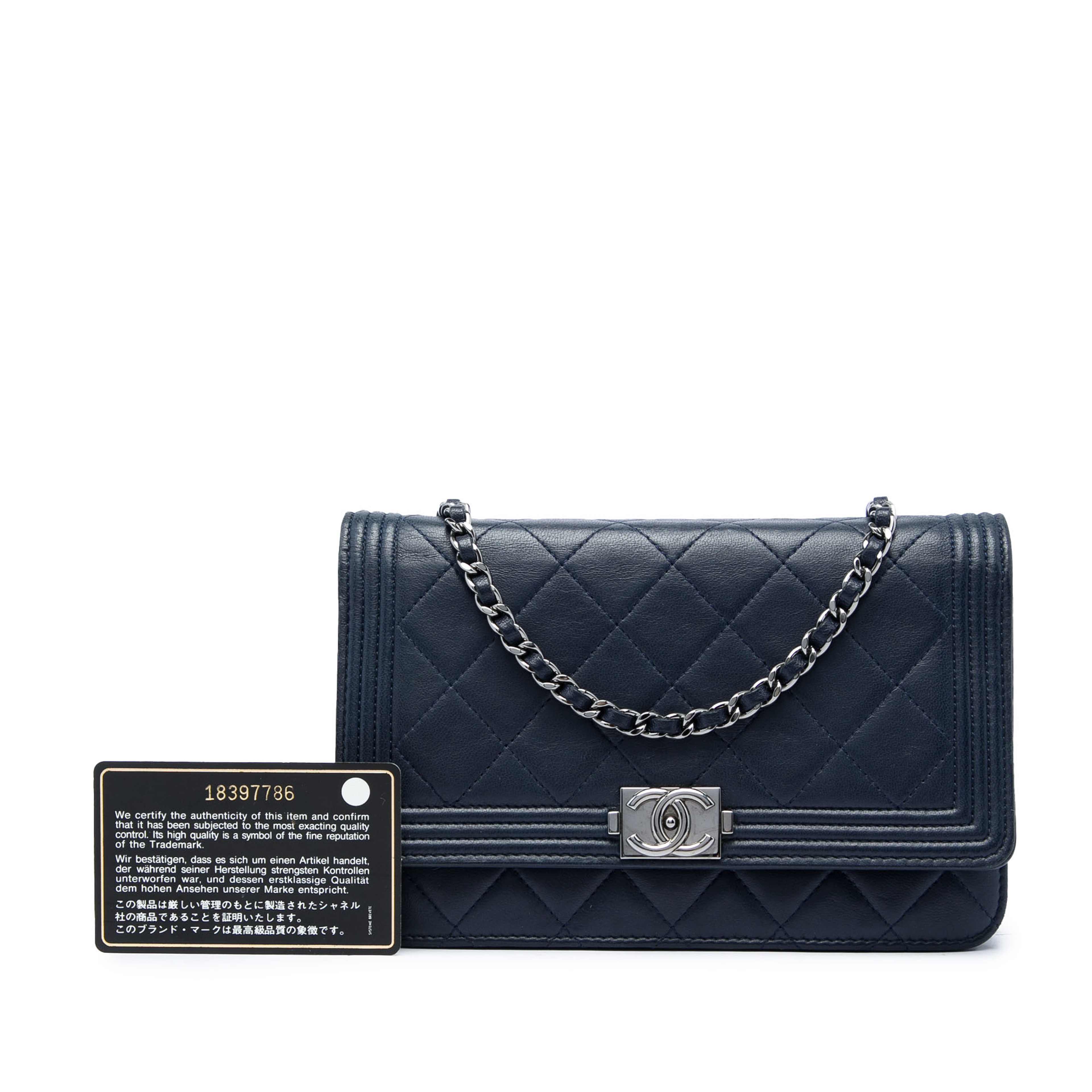 Chanel Quilted Lambskin Boy Wallet On Chain, från Luxclusif, i färgen blå. Klicka för att öppna bilden i stort format
