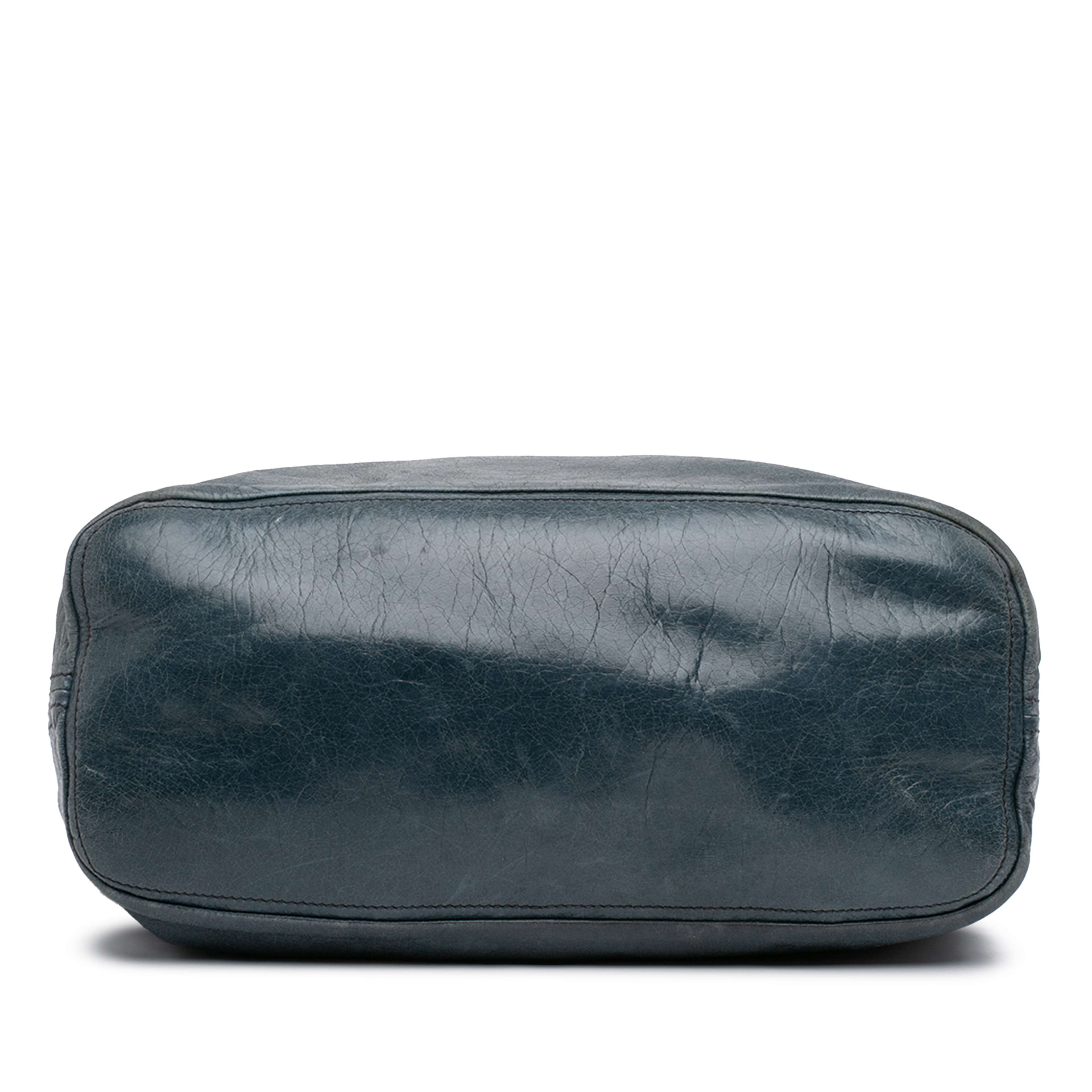 Prada Vitello Daino Hobo, från Luxclusif, i färgen dark blue. Klicka för att öppna bilden i stort format