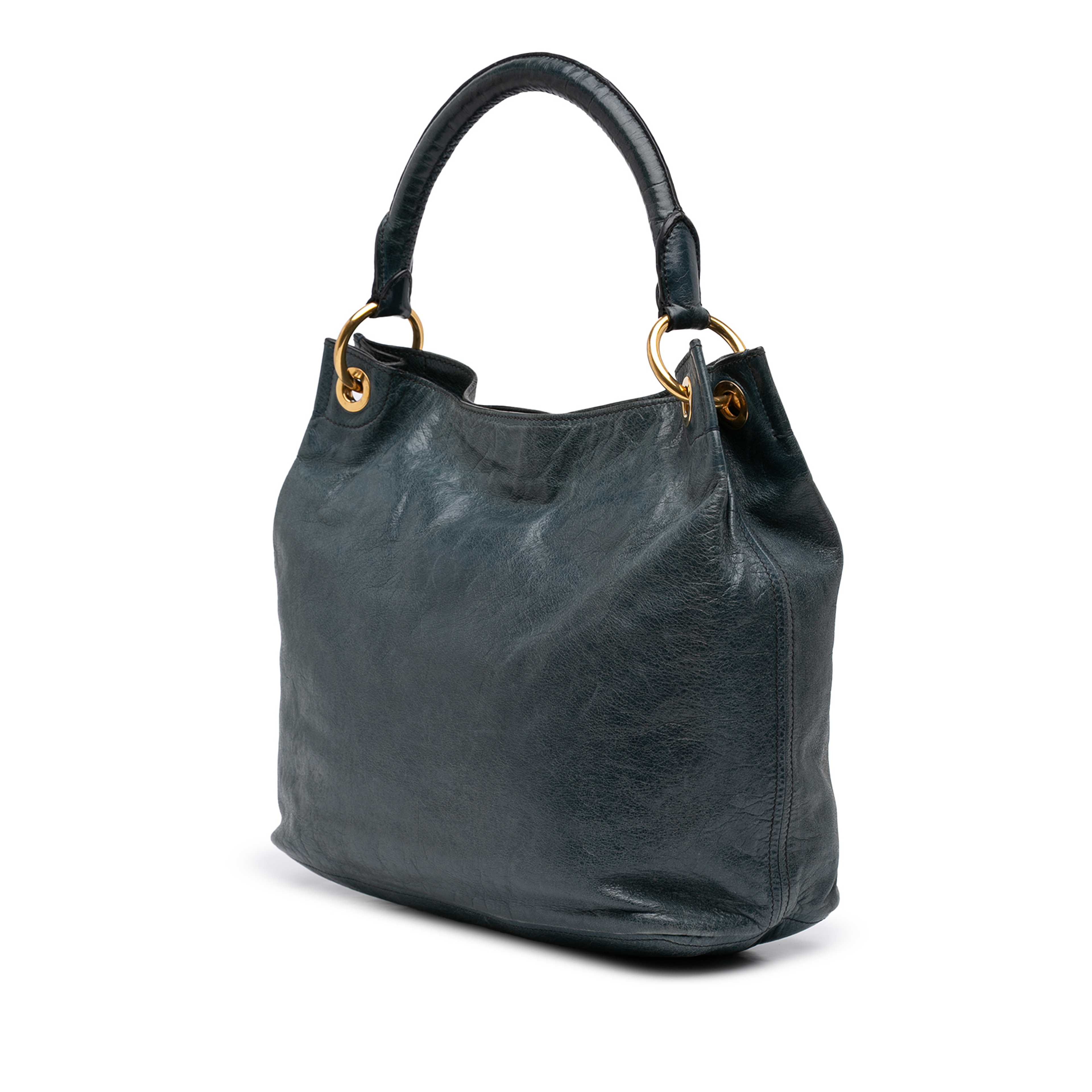 Prada Vitello Daino Hobo, från Luxclusif, i färgen blå. Klicka för att öppna bilden i stort format