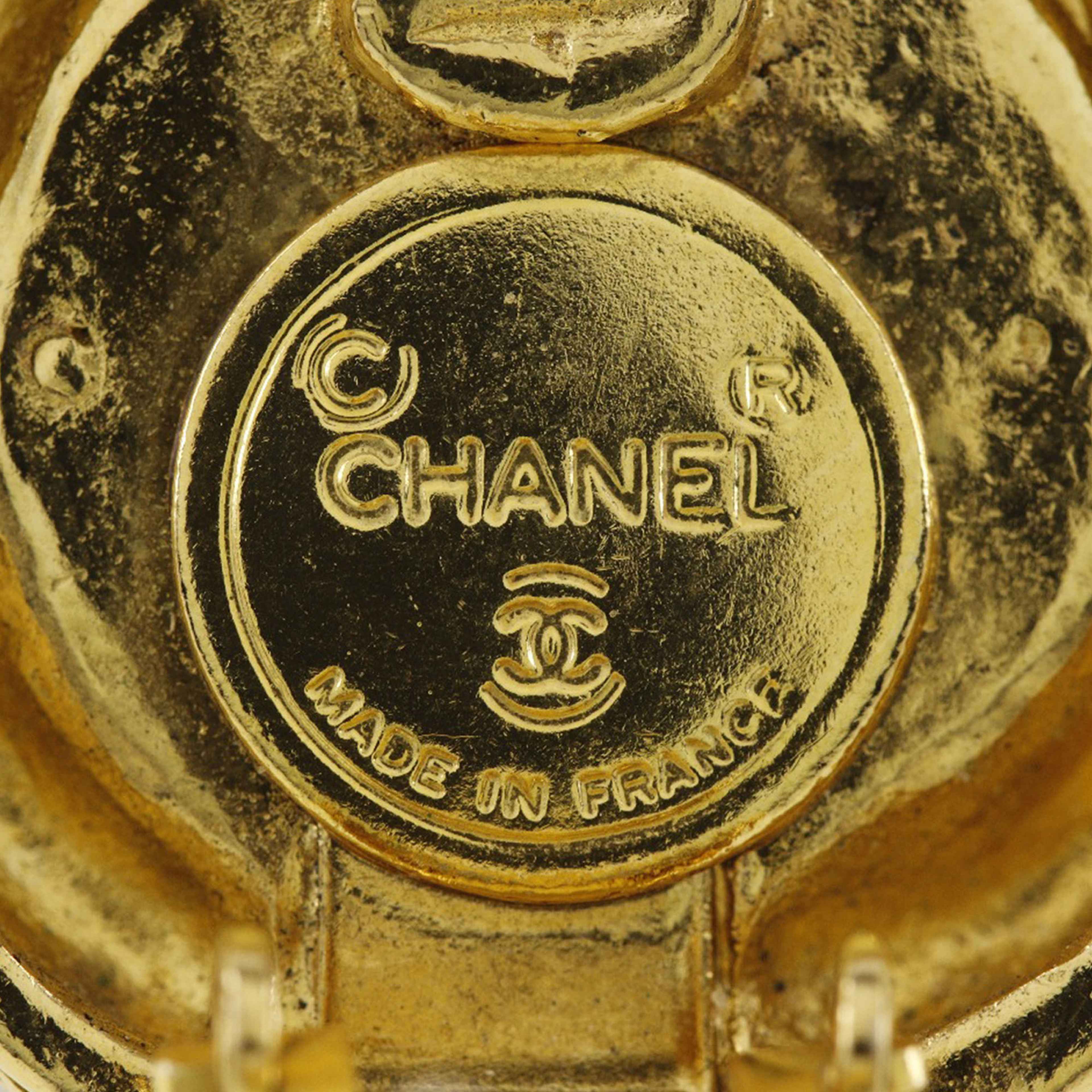 Chanel Cc Gold Plated Round Clip On Earrings, från Luxclusif, i färgen gold. Klicka för att öppna bilden i stort format