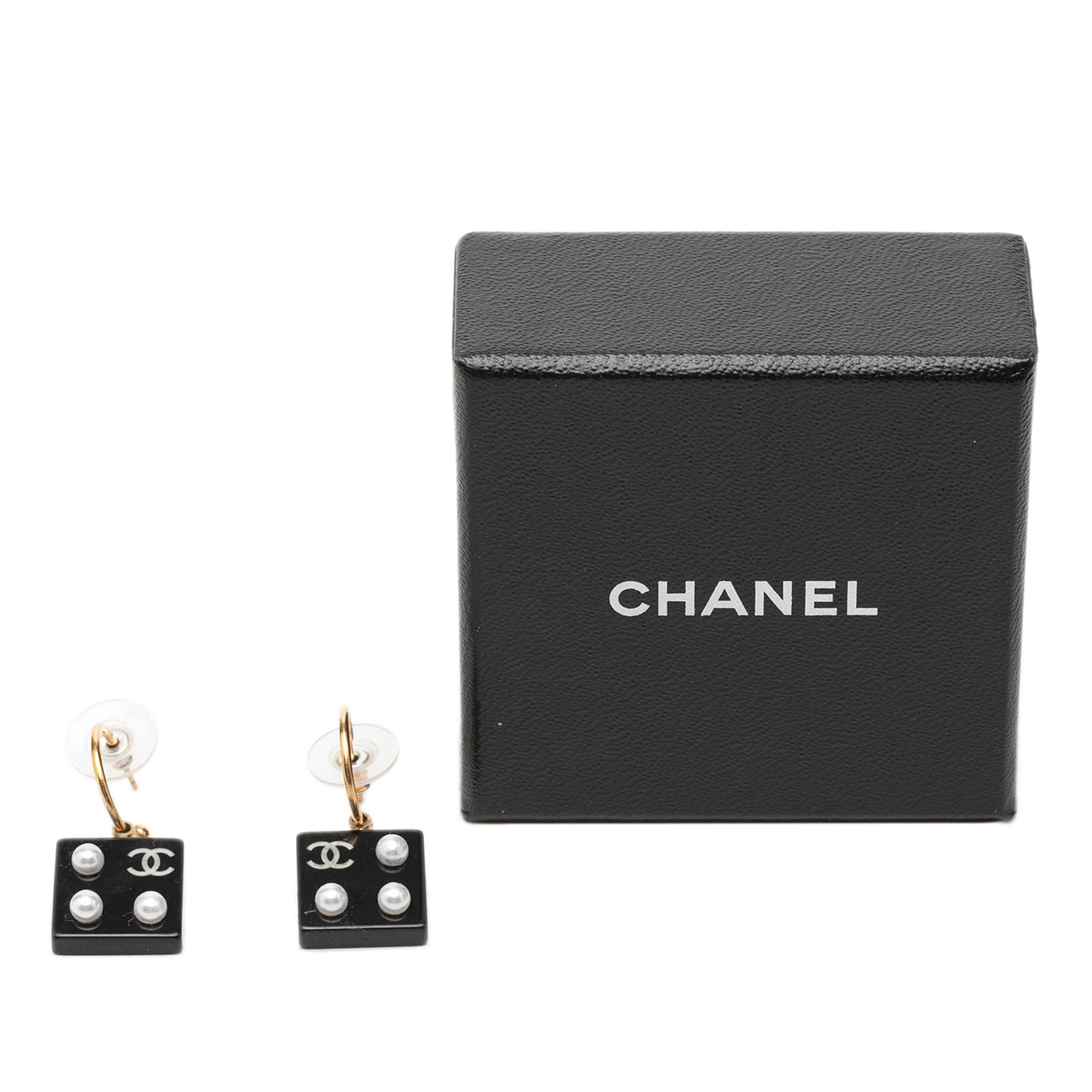 Chanel Cc Gold Plated Resin And Faux Pearl Dice Drop Push Back Earrings, från Luxclusif, i färgen svart. Klicka för att öppna bilden i stort format